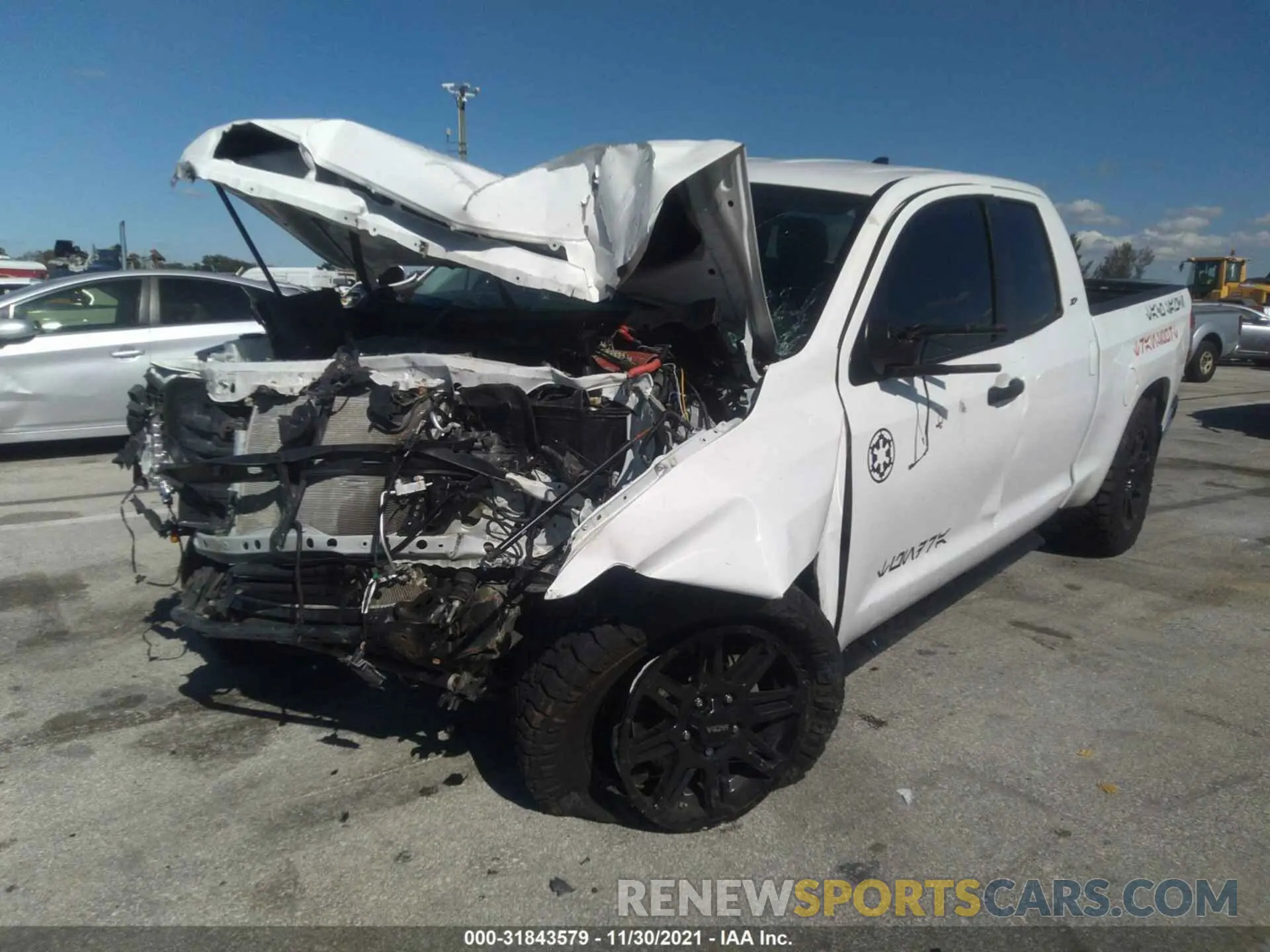 6 fotografías del automóvil dañado 5TFUY5F19LX919949 TOYOTA TUNDRA 4WD 2020