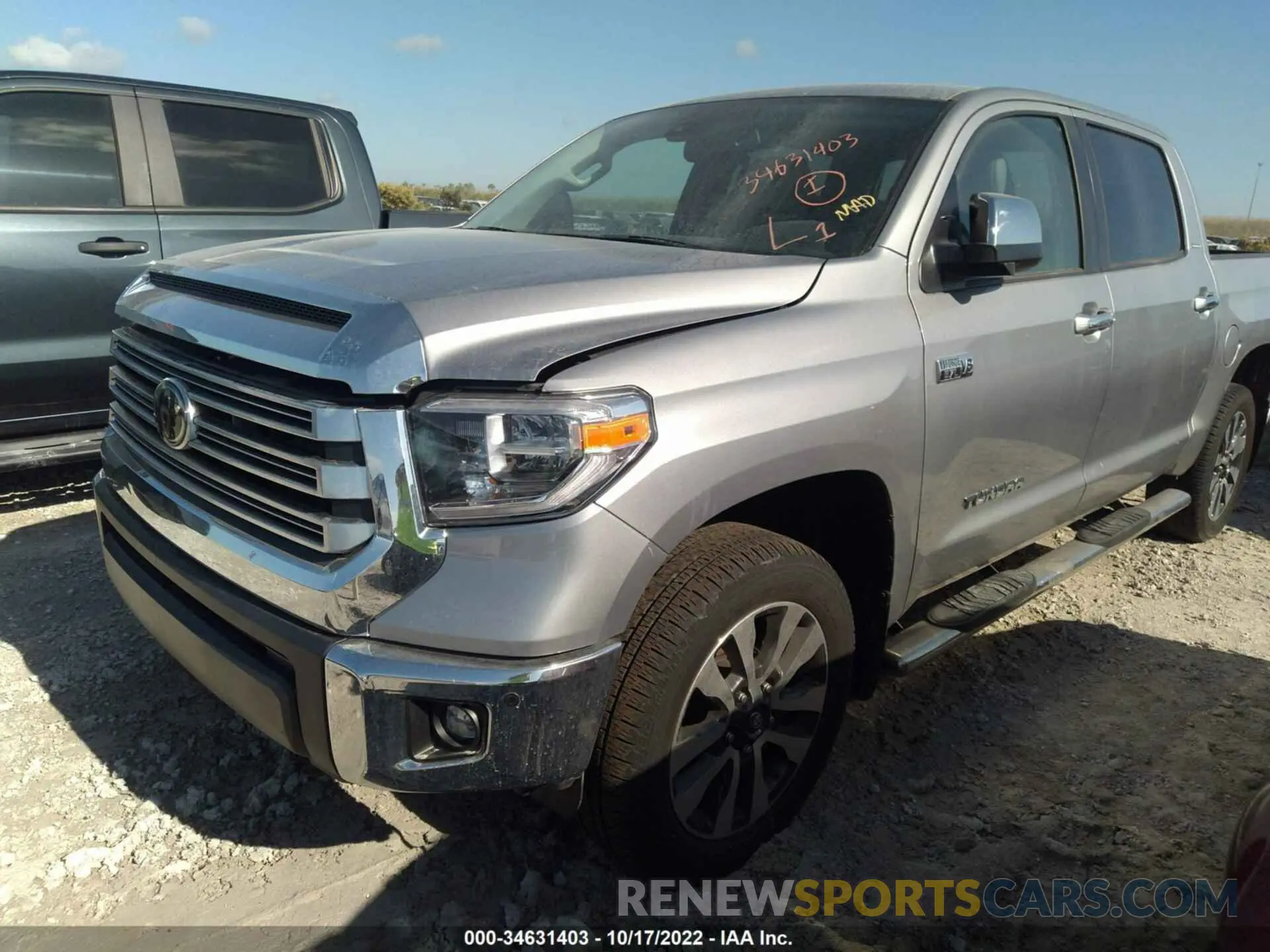 2 fotografías del automóvil dañado 5TFHY5F13MX982757 TOYOTA TUNDRA 4WD 2021
