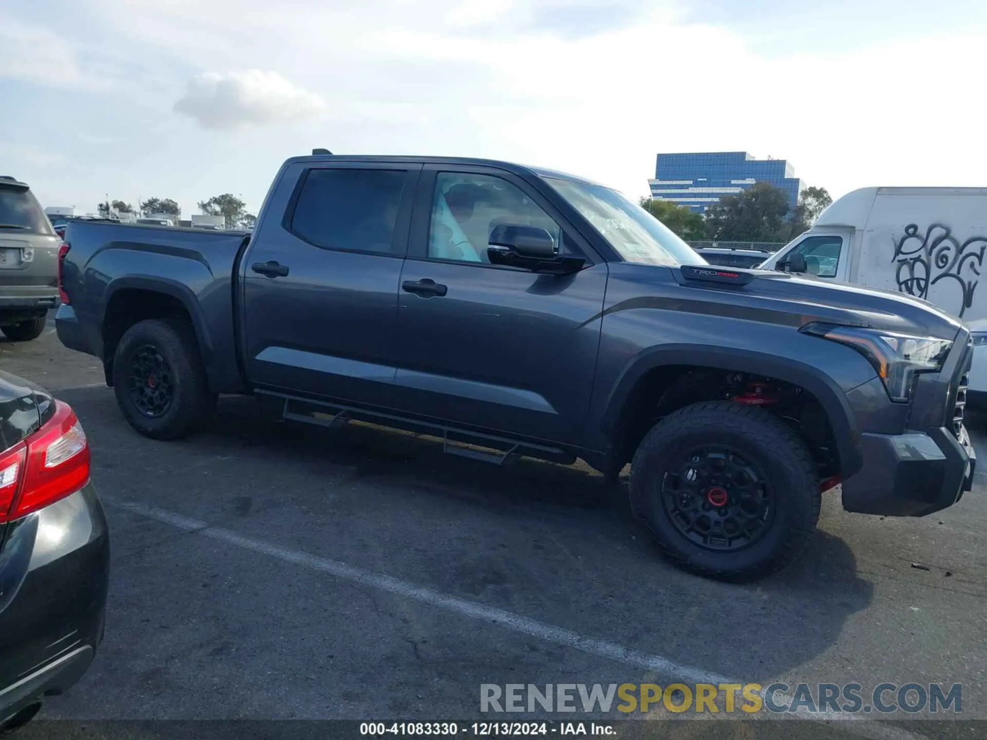 13 fotografías del automóvil dañado 5TFPC5DB5SX087466 TOYOTA TUNDRA 4WD 2025
