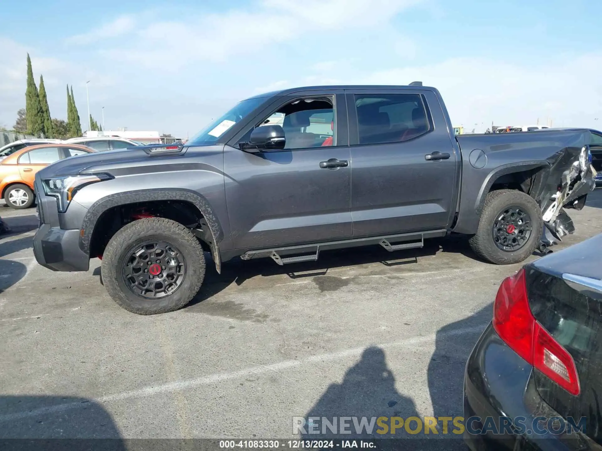 14 fotografías del automóvil dañado 5TFPC5DB5SX087466 TOYOTA TUNDRA 4WD 2025