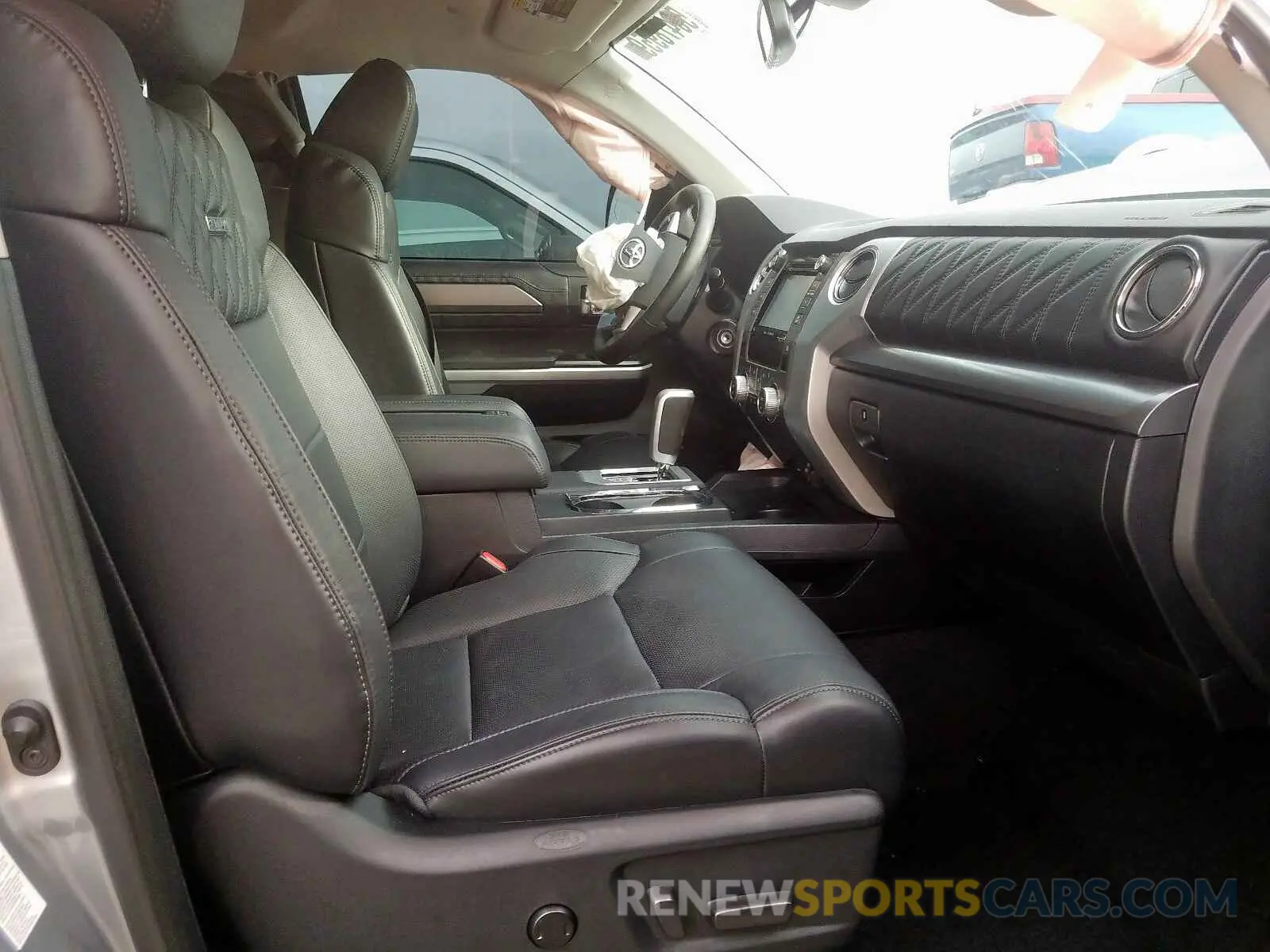 5 fotografías del automóvil dañado 5TFGY5F18KX250598 TOYOTA TUNDRA CRE 2019