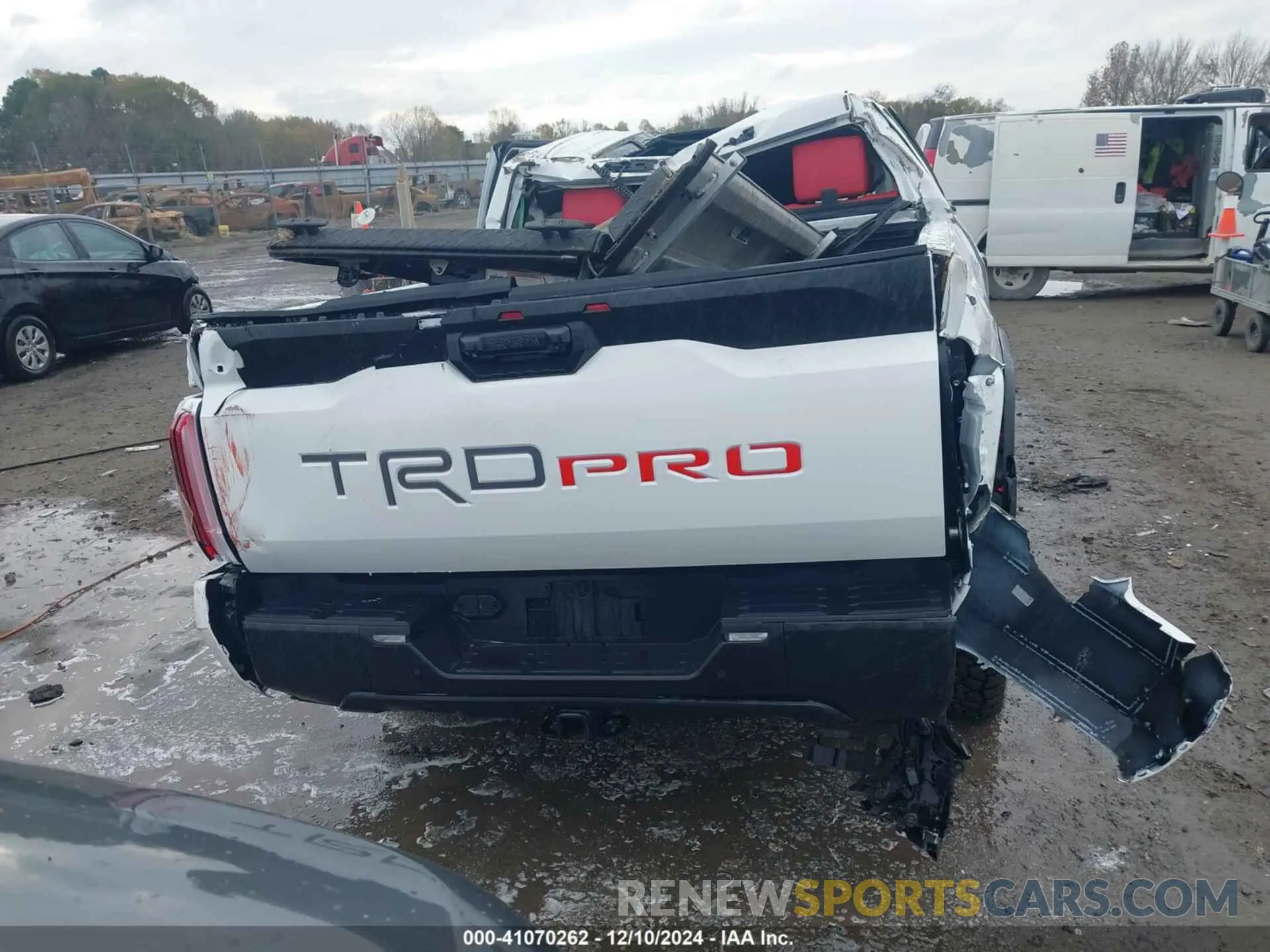 13 fotografías del automóvil dañado 5TFPC5DB8RX062054 TOYOTA TUNDRA HYBRID 2024
