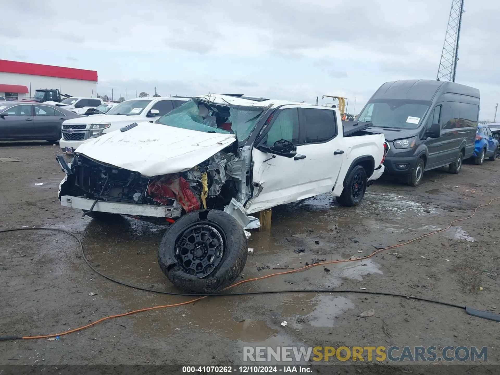 2 fotografías del automóvil dañado 5TFPC5DB8RX062054 TOYOTA TUNDRA HYBRID 2024