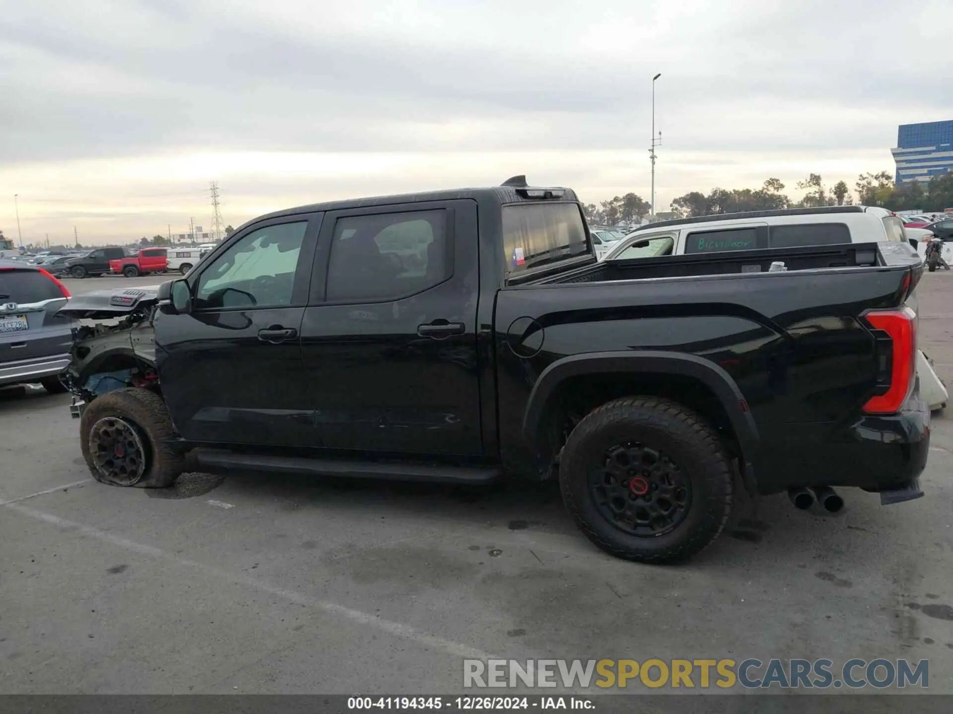 15 fotografías del automóvil dañado 5TFPC5DB9RX083723 TOYOTA TUNDRA HYBRID 2024