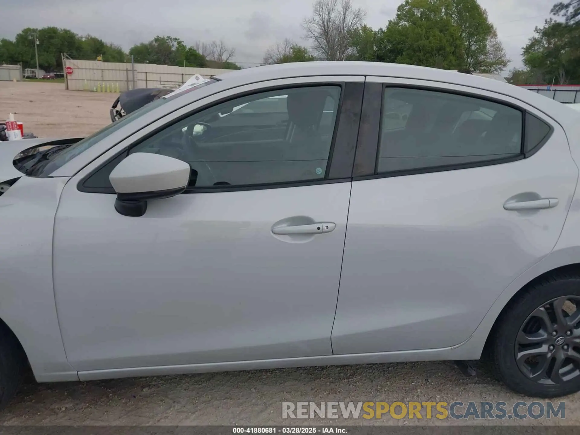 15 fotografías del automóvil dañado 3MYDLBYV0KY507141 TOYOTA YARIS 2019