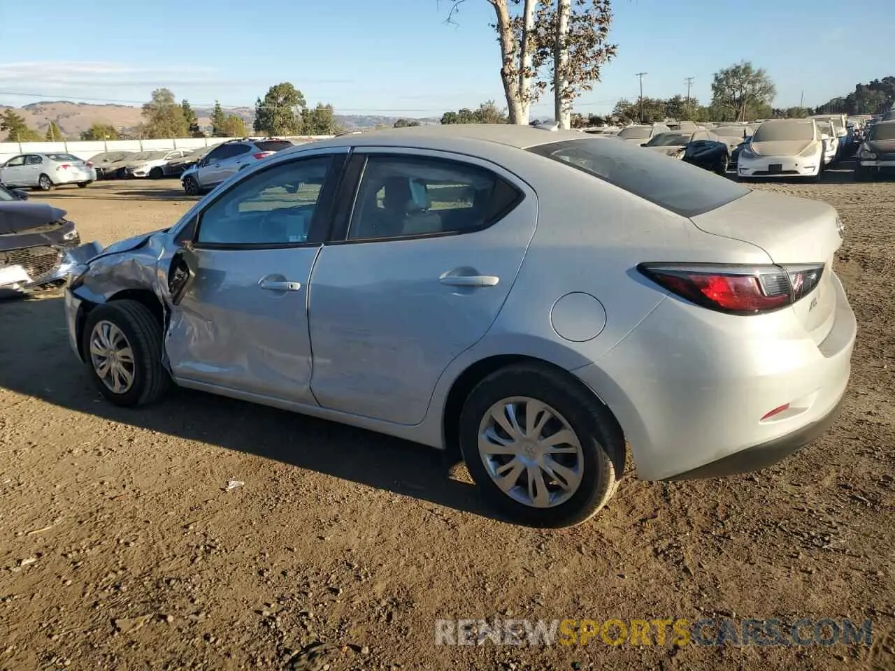 2 fotografías del automóvil dañado 3MYDLBYV0KY508077 TOYOTA YARIS 2019