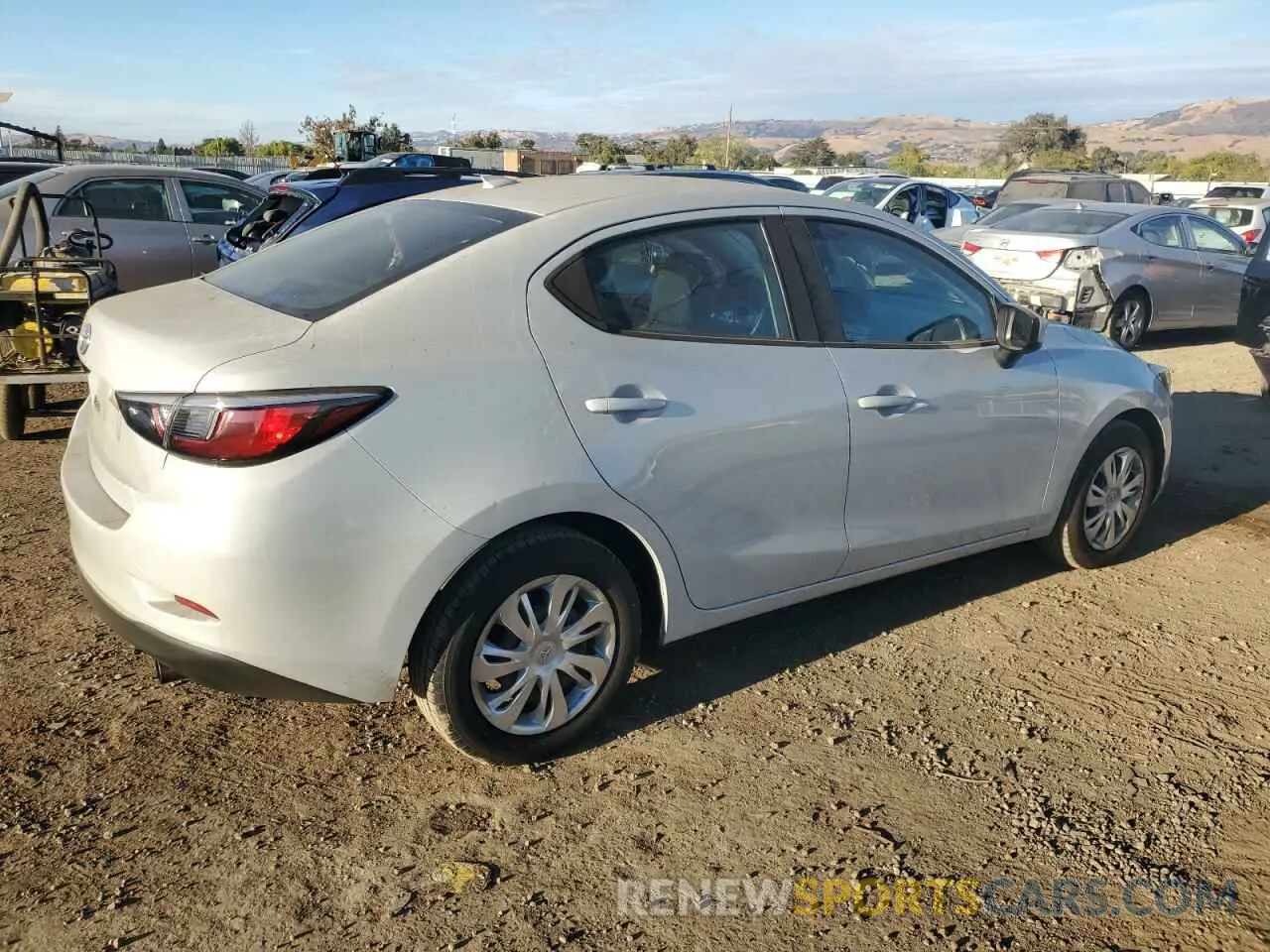 3 fotografías del automóvil dañado 3MYDLBYV0KY508077 TOYOTA YARIS 2019