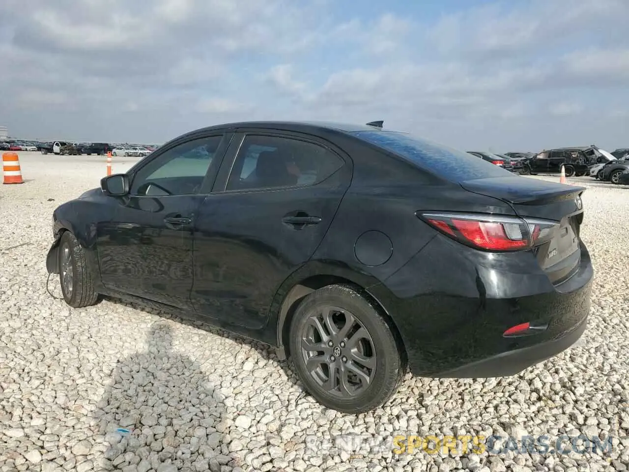 2 fotografías del automóvil dañado 3MYDLBYV0KY508113 TOYOTA YARIS 2019