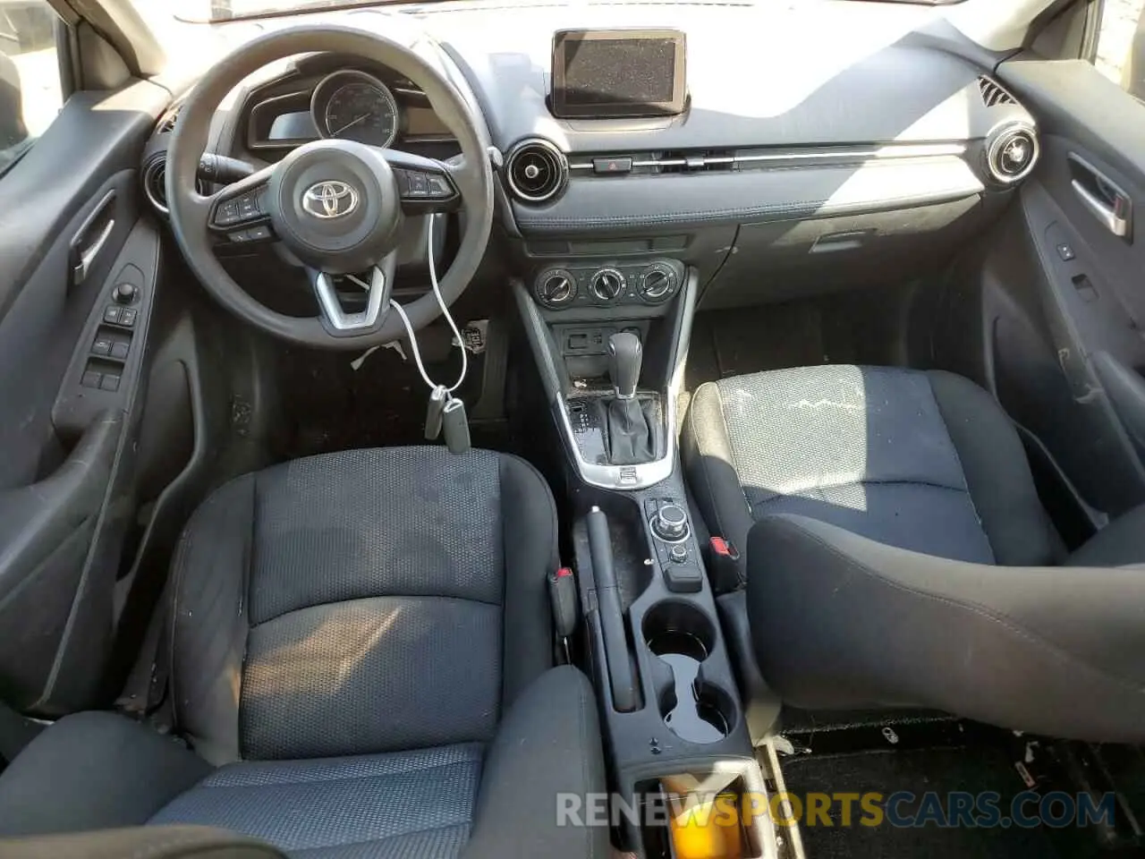 8 fotografías del automóvil dañado 3MYDLBYV1KY500635 TOYOTA YARIS 2019