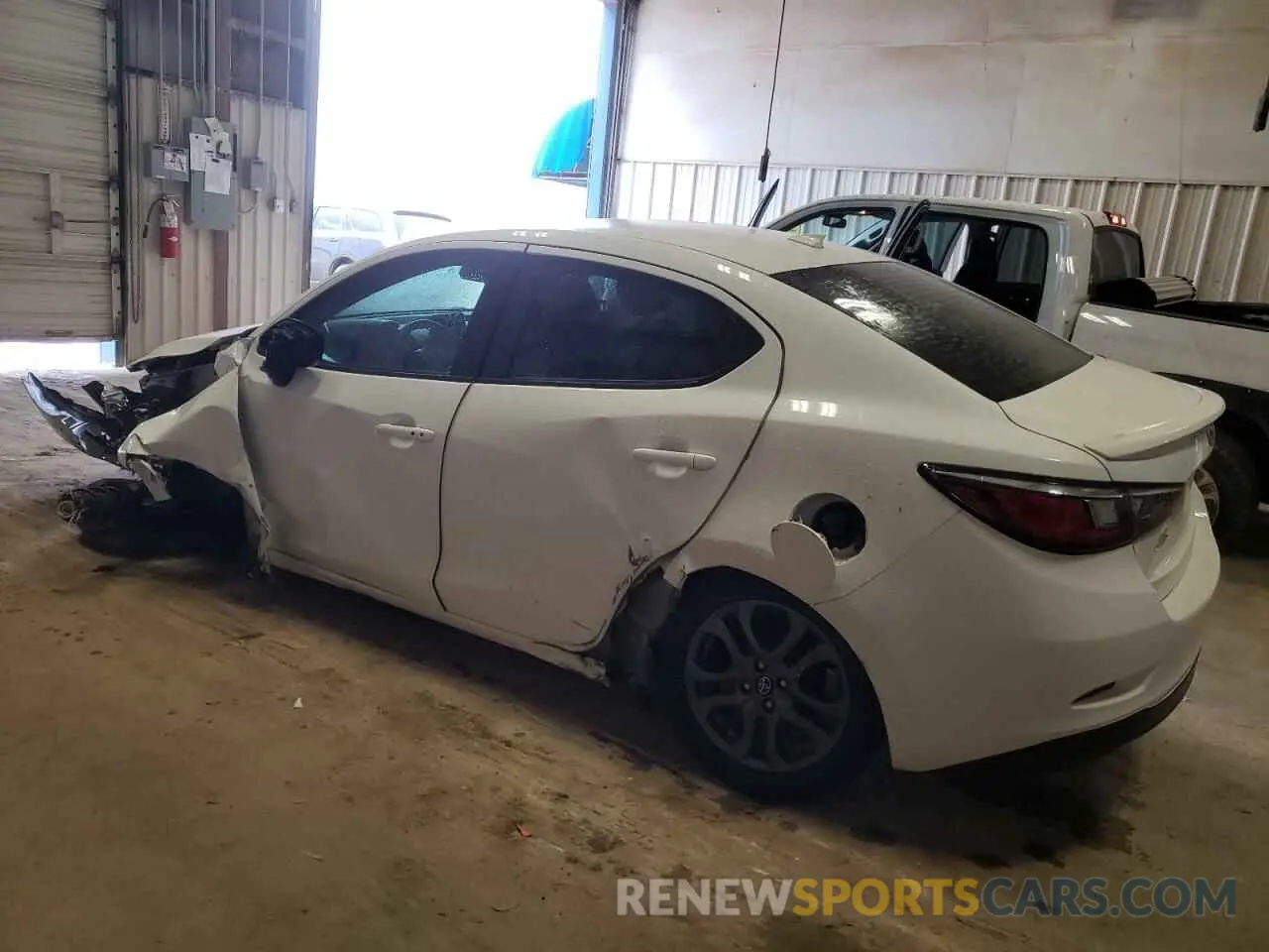 2 fotografías del automóvil dañado 3MYDLBYV1KY503647 TOYOTA YARIS 2019