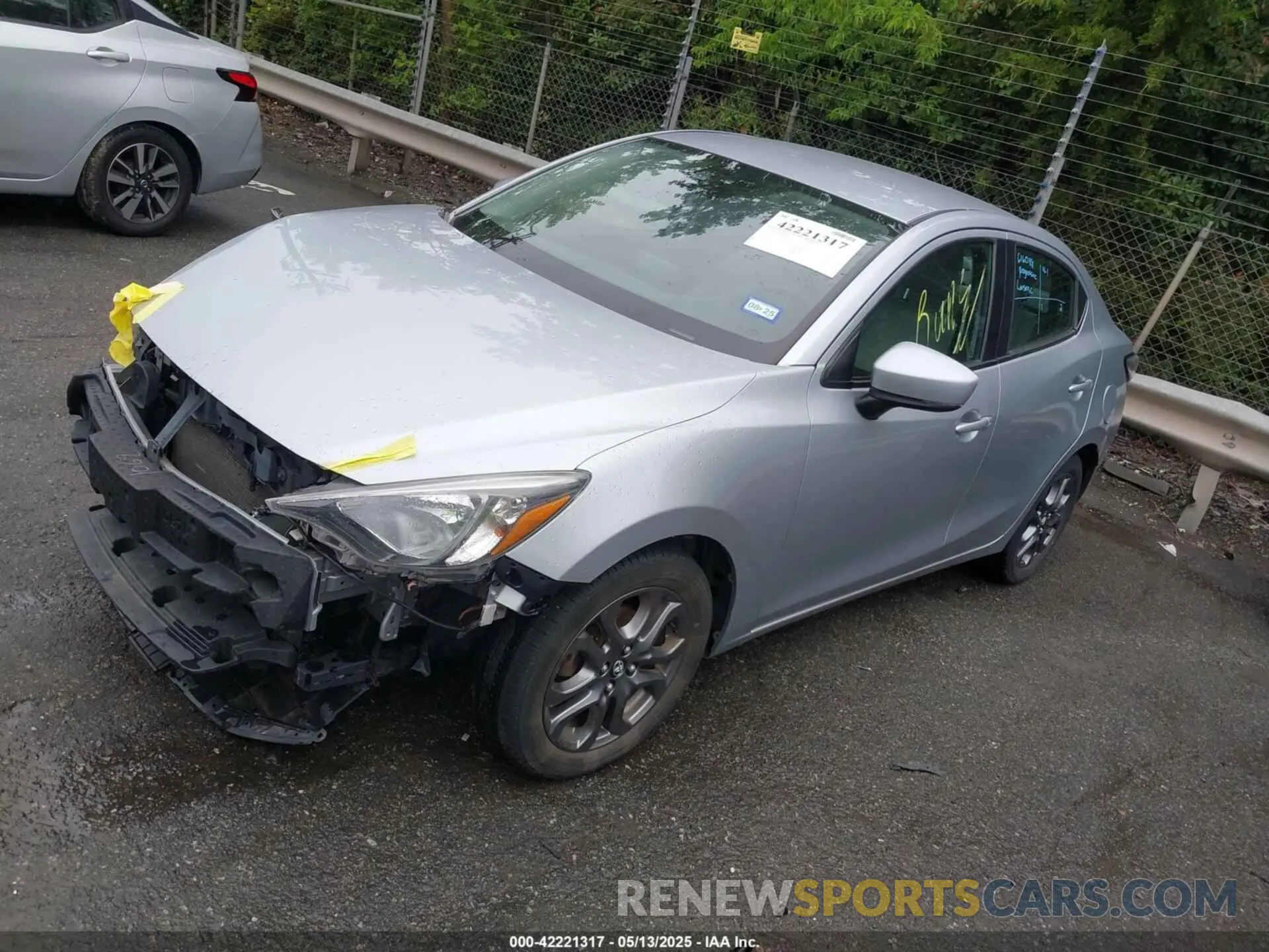 2 fotografías del automóvil dañado 3MYDLBYV1KY509934 TOYOTA YARIS 2019