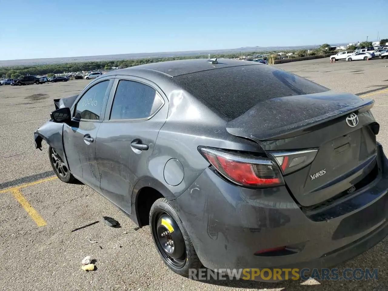 2 fotografías del automóvil dañado 3MYDLBYV1KY518388 TOYOTA YARIS 2019
