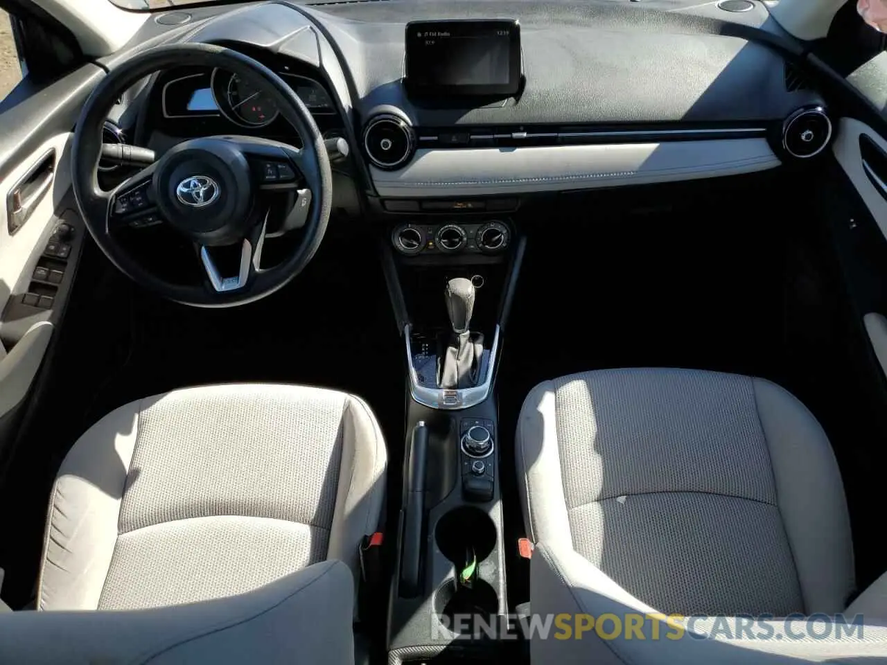 8 fotografías del automóvil dañado 3MYDLBYV1KY523199 TOYOTA YARIS 2019