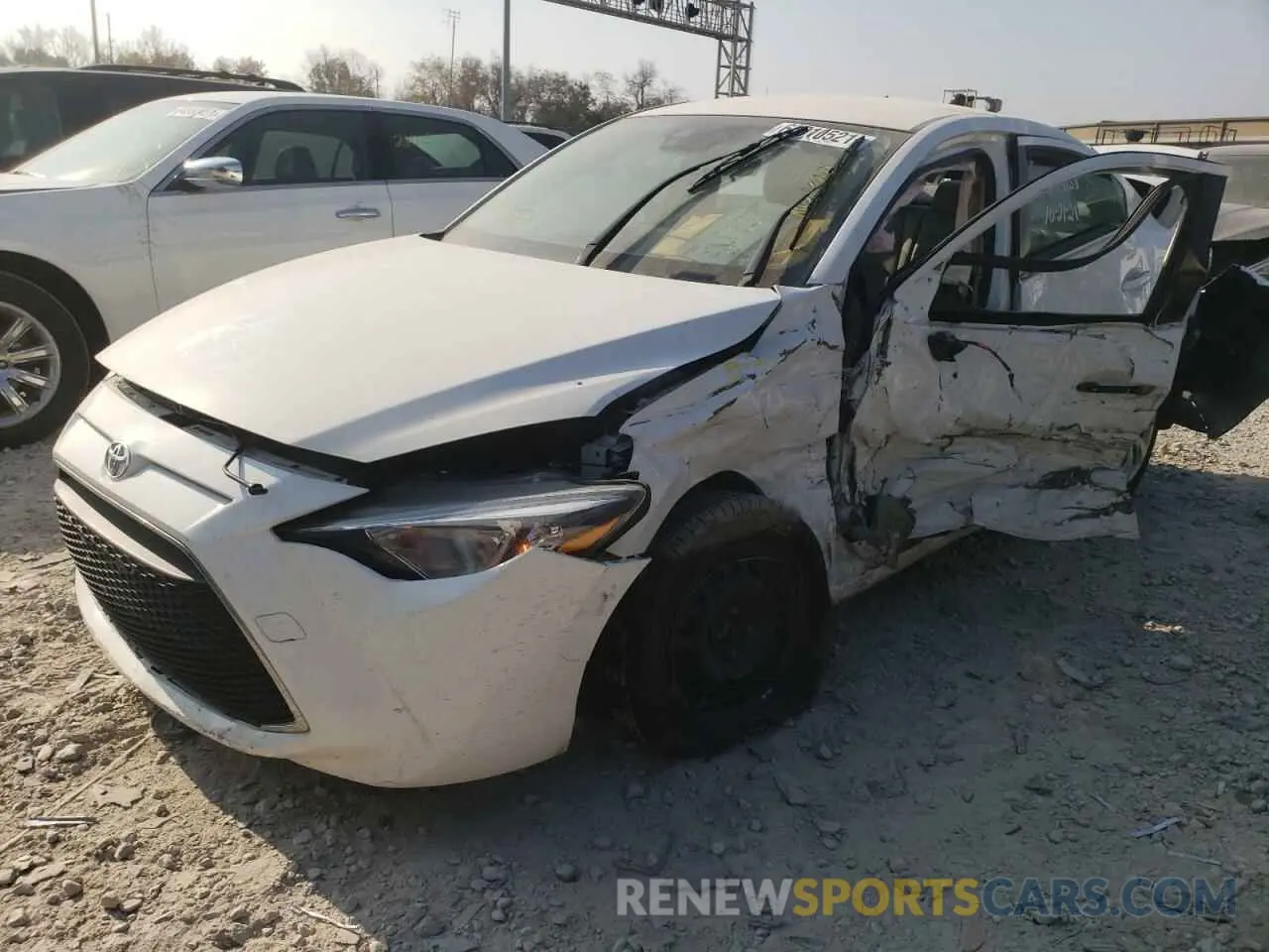 2 fotografías del automóvil dañado 3MYDLBYV1KY526443 TOYOTA YARIS 2019