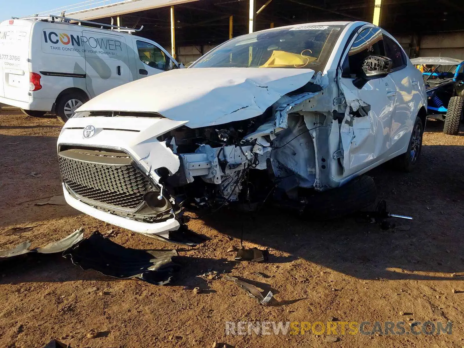 2 fotografías del automóvil dañado 3MYDLBYV2KY511661 TOYOTA YARIS 2019