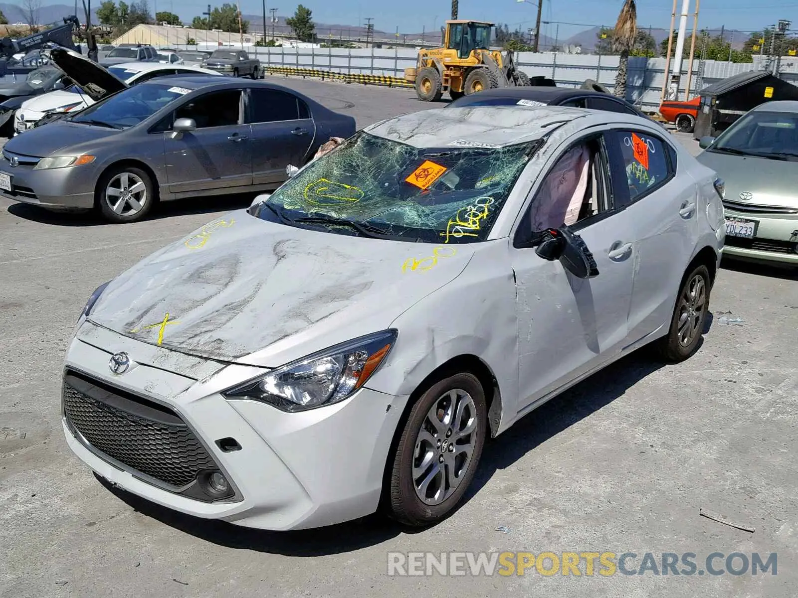 2 fotografías del automóvil dañado 3MYDLBYV2KY522305 TOYOTA YARIS 2019