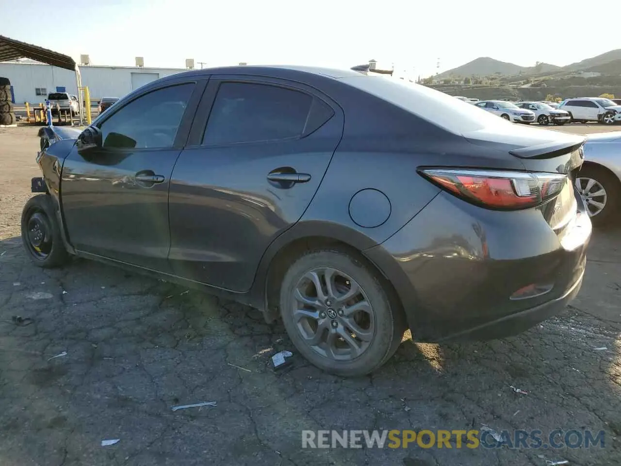 2 fotografías del automóvil dañado 3MYDLBYV2KY524118 TOYOTA YARIS 2019