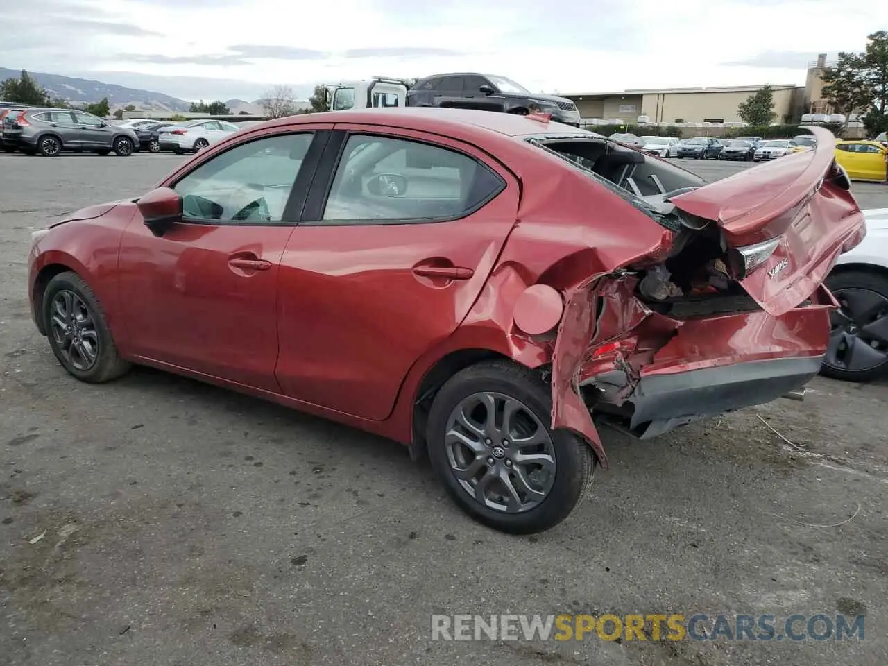 2 fotografías del automóvil dañado 3MYDLBYV3KY510051 TOYOTA YARIS 2019
