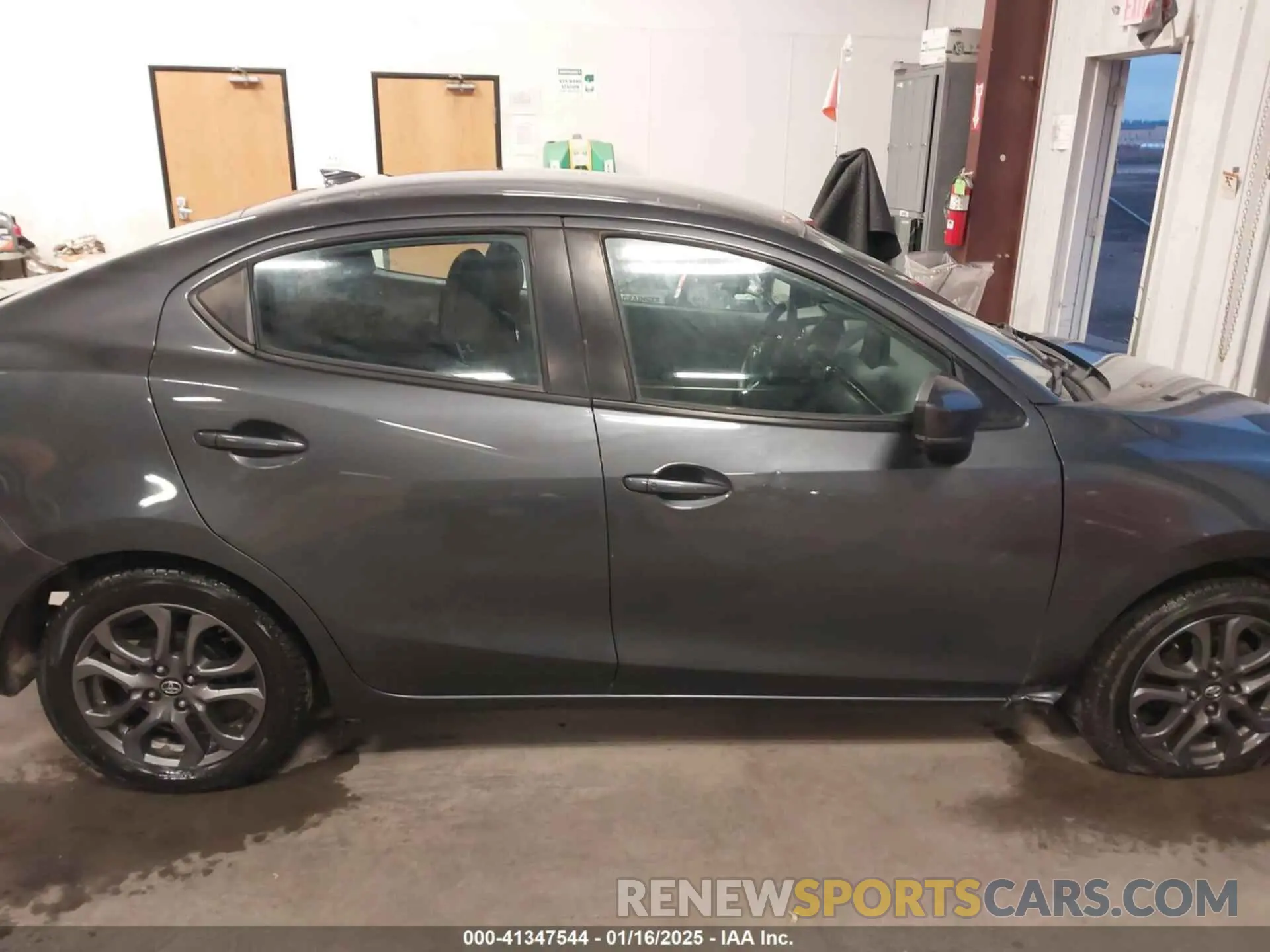 14 fotografías del automóvil dañado 3MYDLBYV4KY514254 TOYOTA YARIS 2019