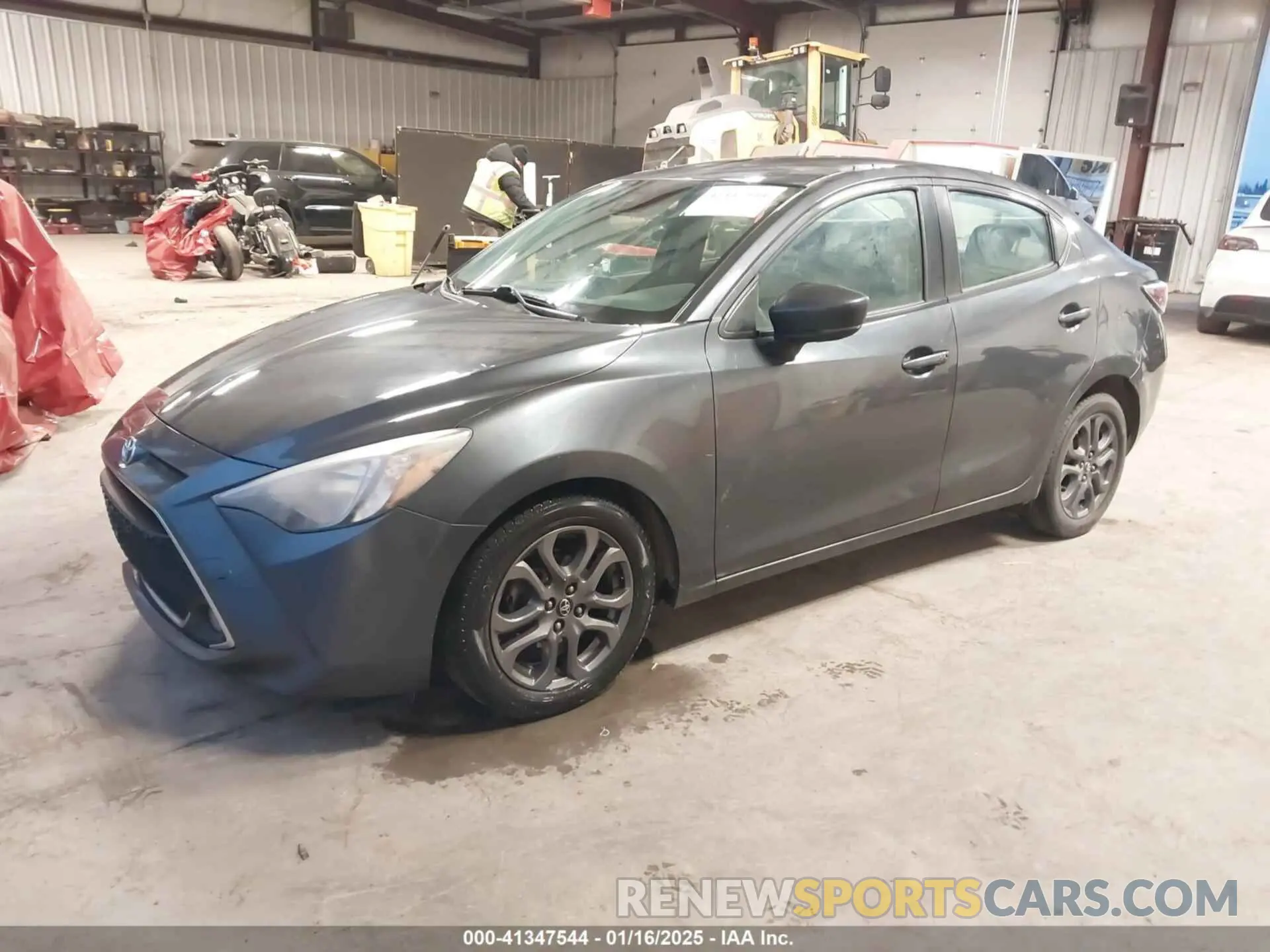 2 fotografías del automóvil dañado 3MYDLBYV4KY514254 TOYOTA YARIS 2019