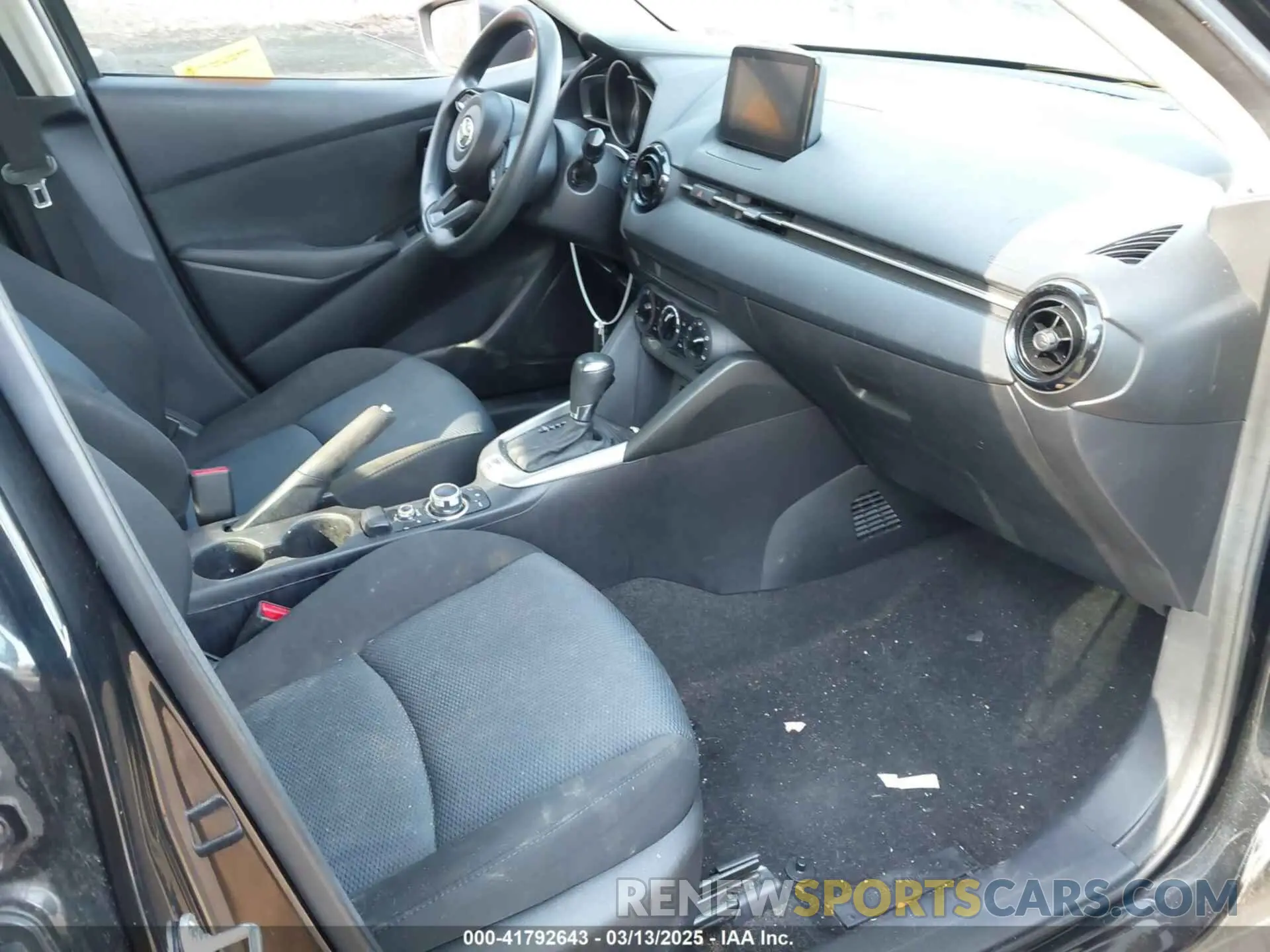5 fotografías del automóvil dañado 3MYDLBYV4KY516277 TOYOTA YARIS 2019