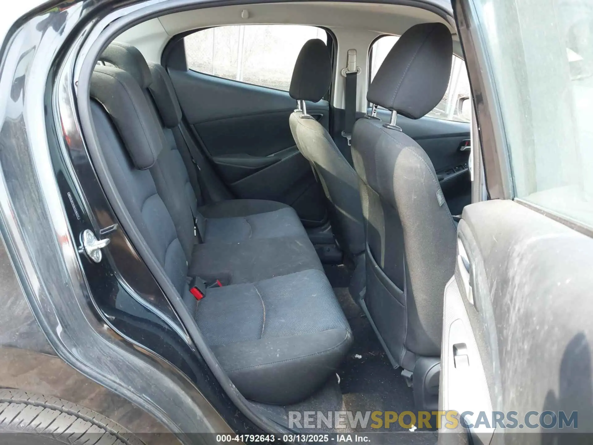 8 fotografías del automóvil dañado 3MYDLBYV4KY516277 TOYOTA YARIS 2019