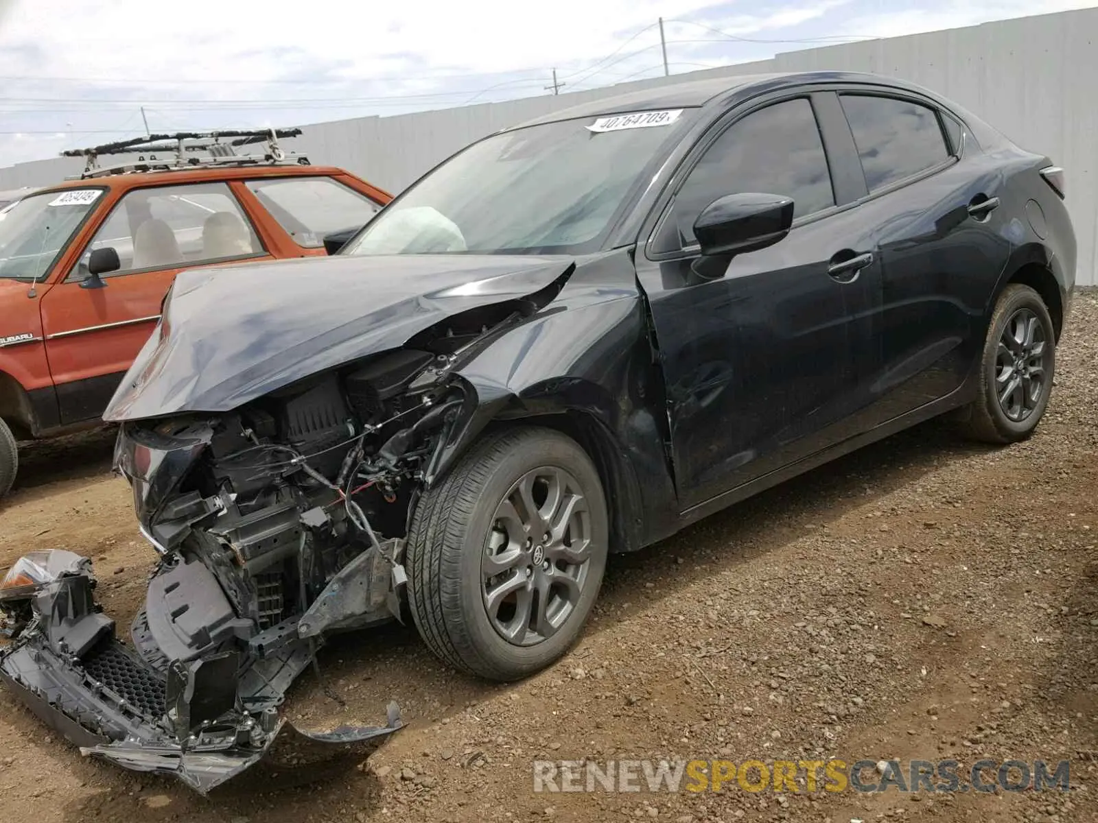 2 fotografías del automóvil dañado 3MYDLBYV5KY501786 TOYOTA YARIS 2019