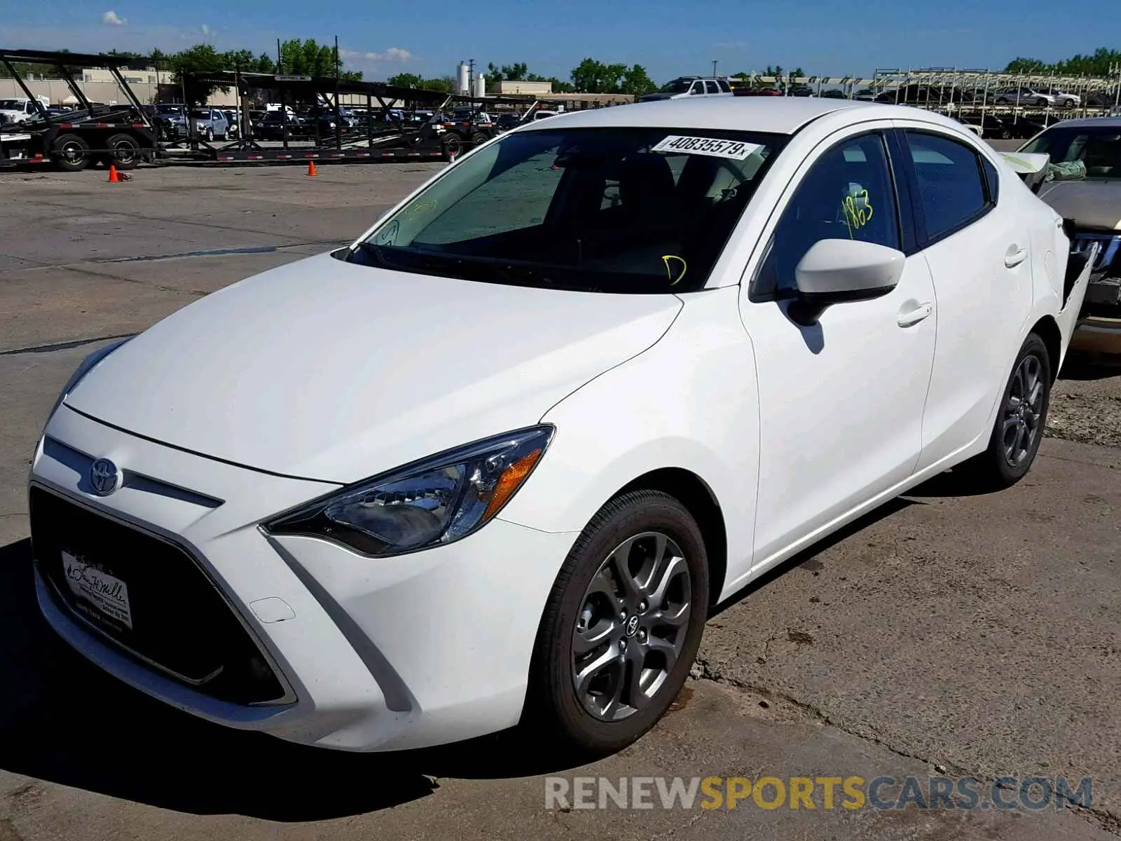 2 fotografías del automóvil dañado 3MYDLBYV5KY521603 TOYOTA YARIS 2019