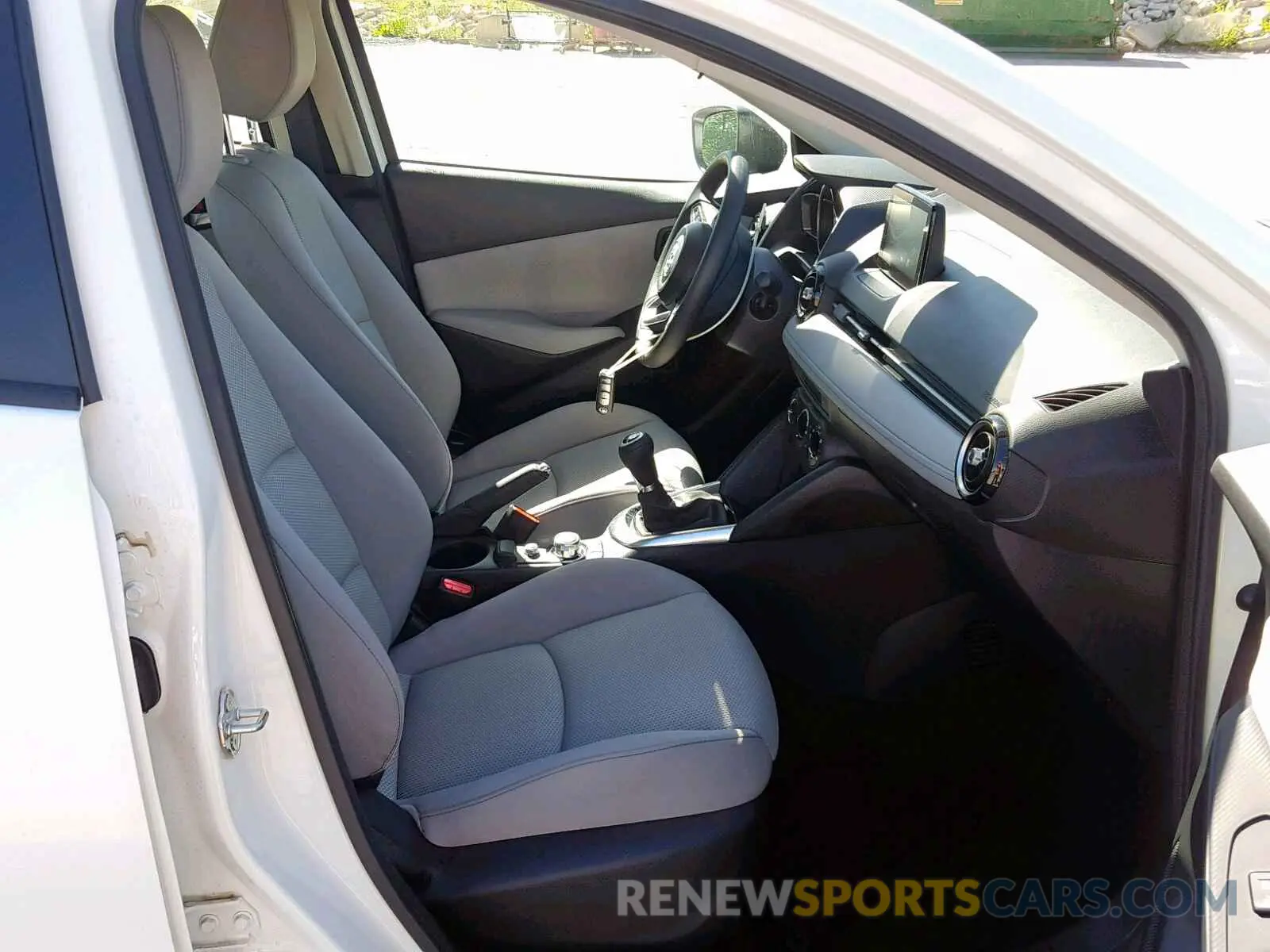 5 fotografías del automóvil dañado 3MYDLBYV5KY521603 TOYOTA YARIS 2019