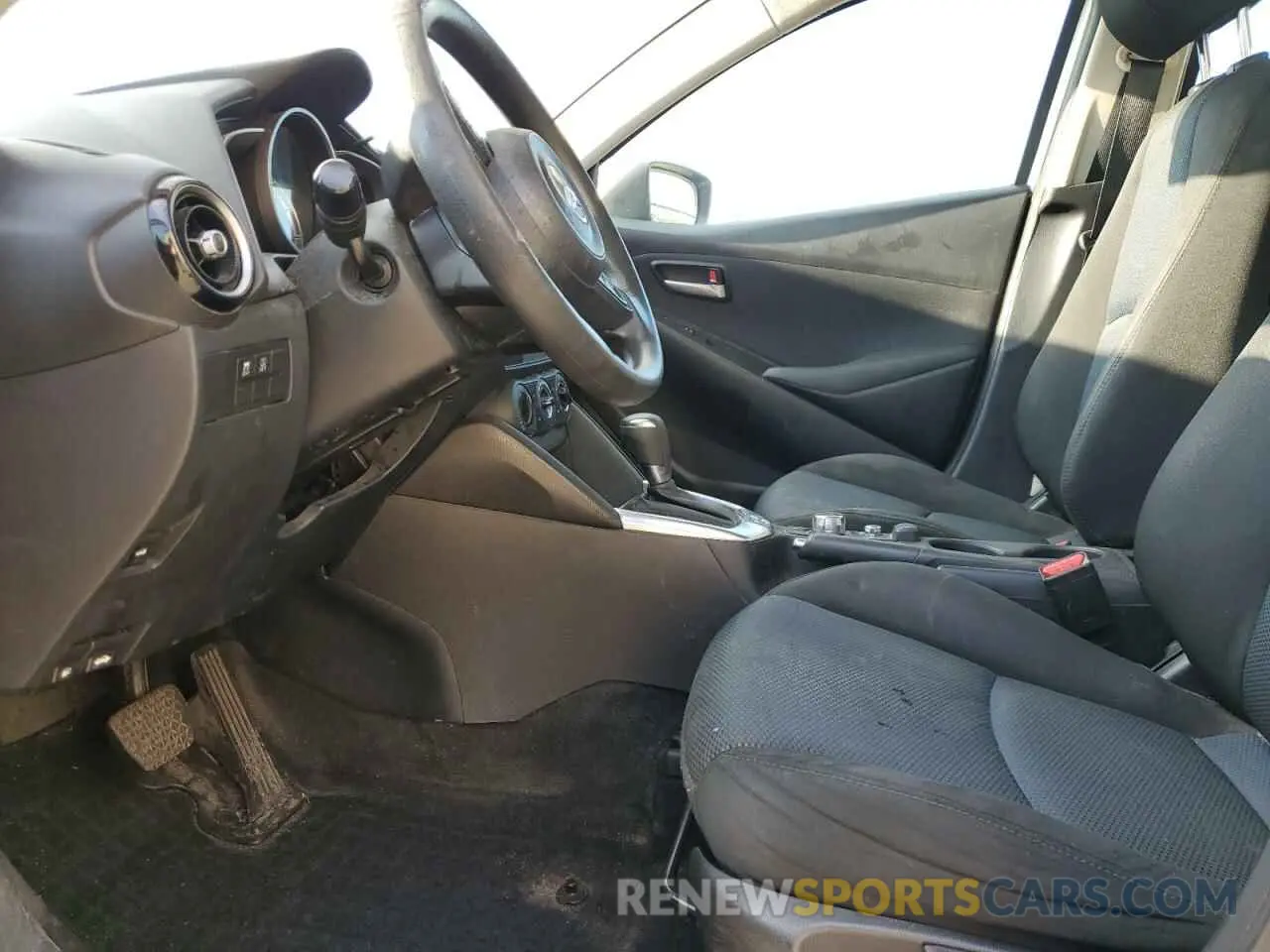 7 fotografías del automóvil dañado 3MYDLBYV6KY506804 TOYOTA YARIS 2019