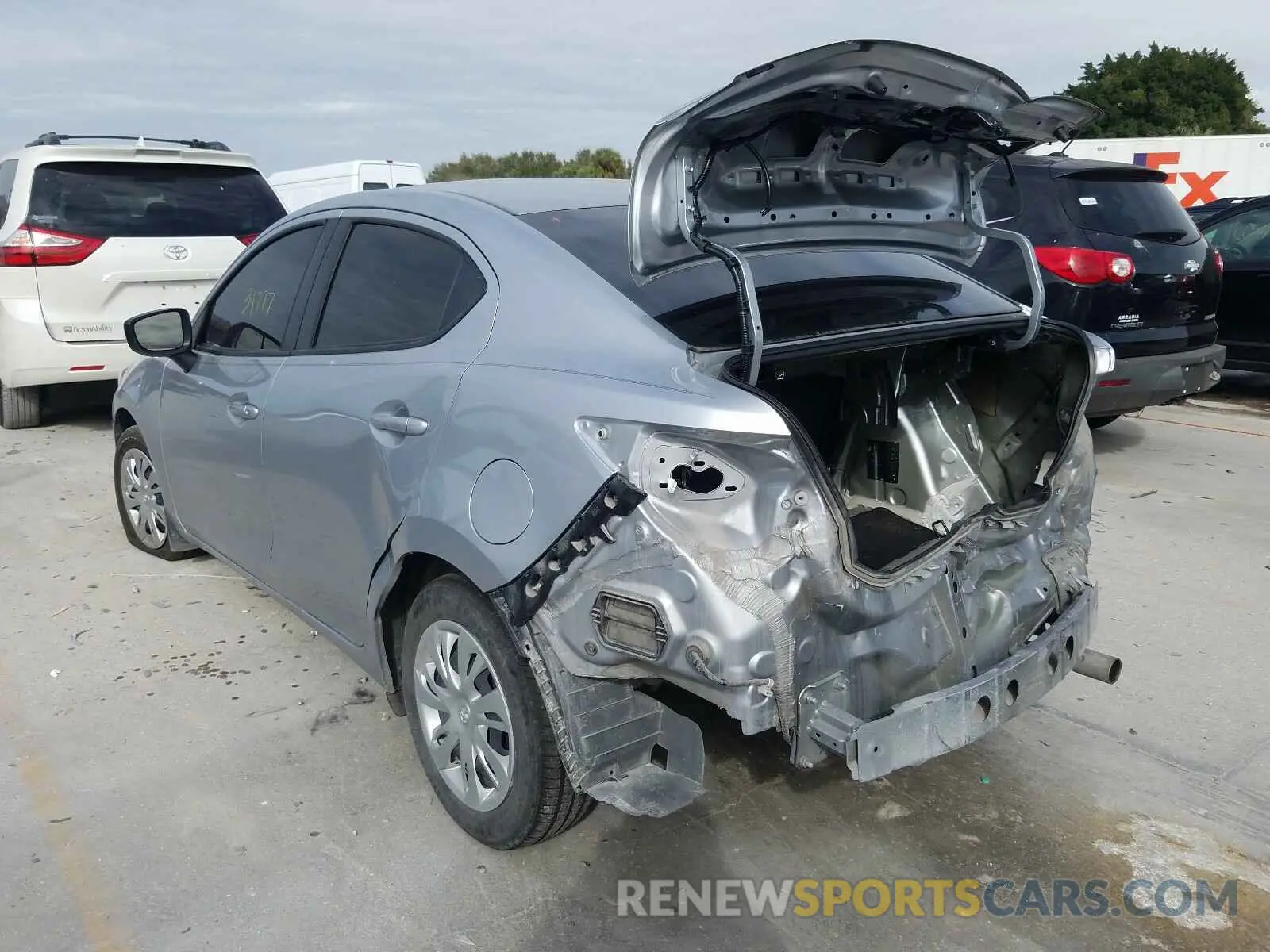3 fotografías del automóvil dañado 3MYDLBYV6KY516278 TOYOTA YARIS 2019