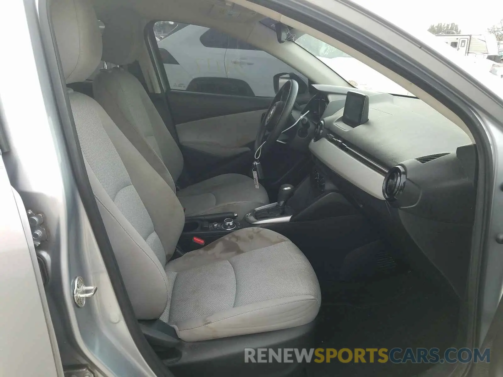 5 fotografías del automóvil dañado 3MYDLBYV6KY516278 TOYOTA YARIS 2019