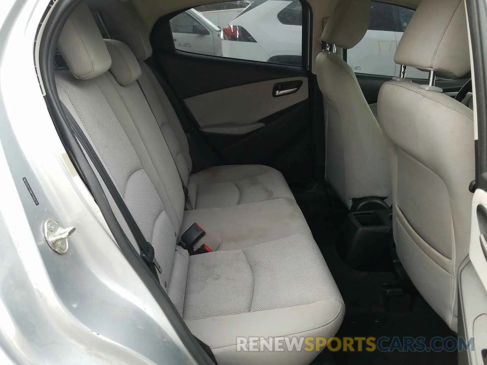 6 fotografías del automóvil dañado 3MYDLBYV6KY516278 TOYOTA YARIS 2019