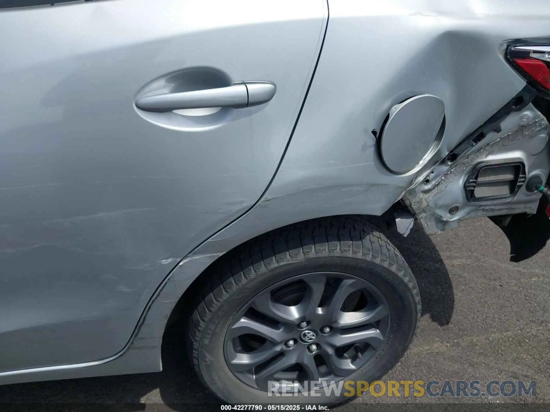 18 fotografías del automóvil dañado 3MYDLBYV6KY516605 TOYOTA YARIS 2019