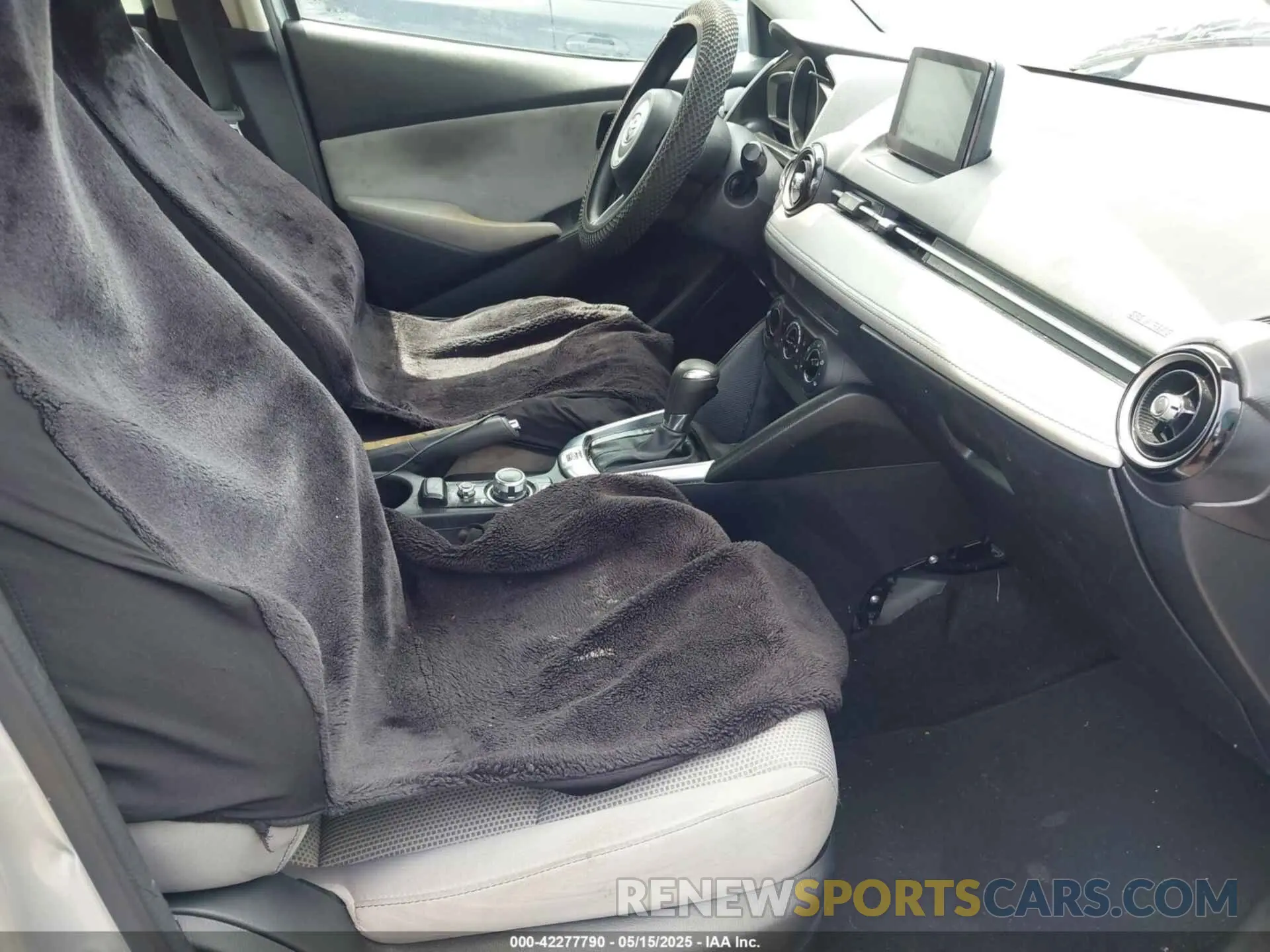 5 fotografías del automóvil dañado 3MYDLBYV6KY516605 TOYOTA YARIS 2019