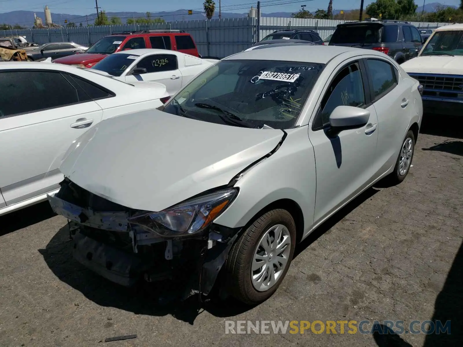 2 fotografías del automóvil dañado 3MYDLBYV6KY522534 TOYOTA YARIS 2019