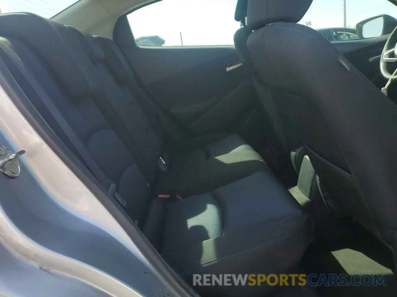 10 fotografías del automóvil dañado 3MYDLBYV6KY524803 TOYOTA YARIS 2019