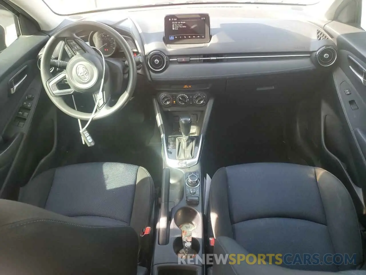 8 fotografías del automóvil dañado 3MYDLBYV6KY524803 TOYOTA YARIS 2019