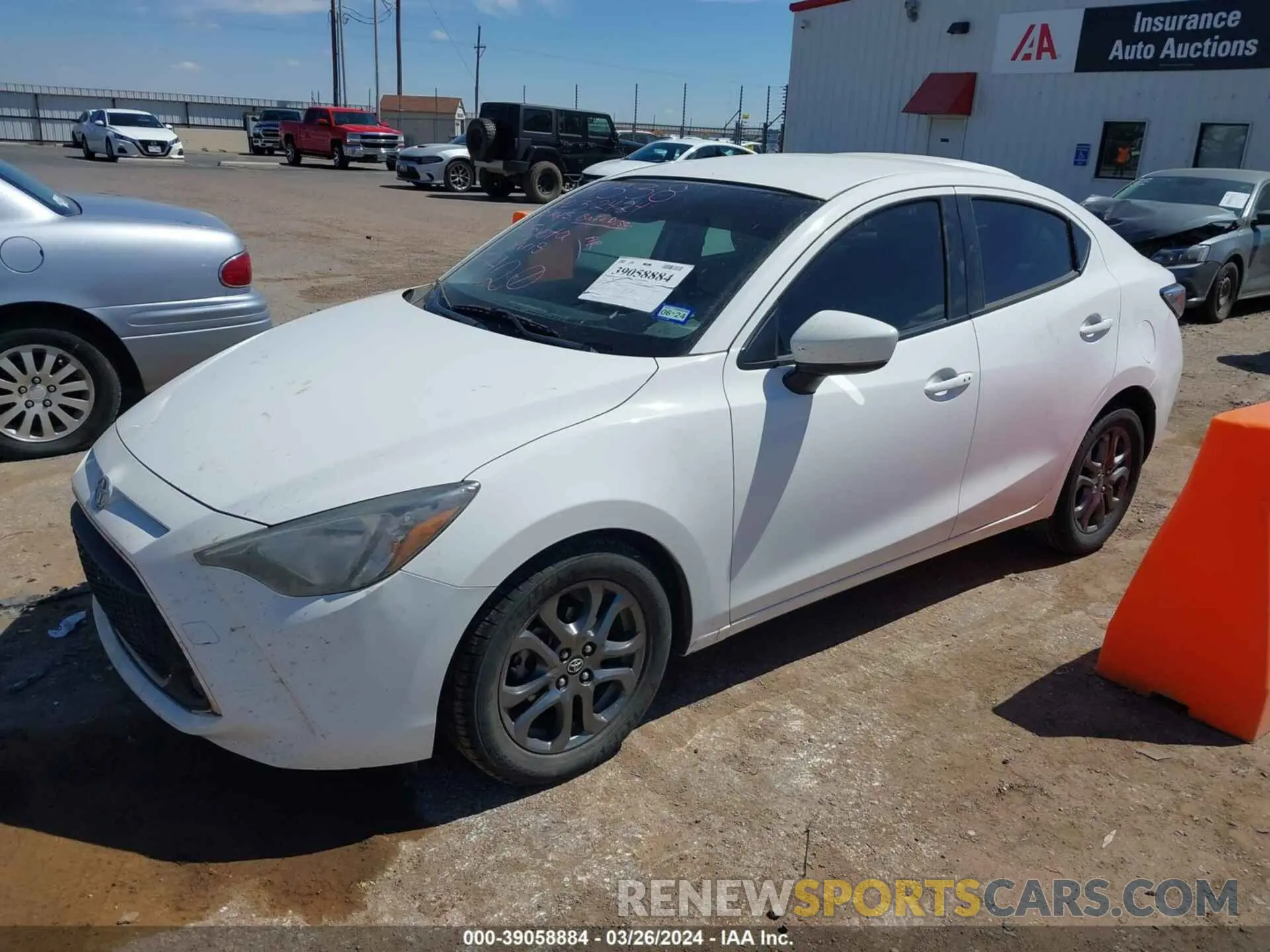 2 fotografías del automóvil dañado 3MYDLBYV6KY525420 TOYOTA YARIS 2019