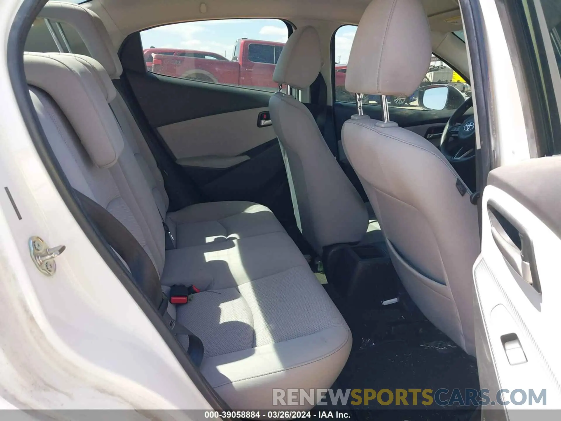8 fotografías del automóvil dañado 3MYDLBYV6KY525420 TOYOTA YARIS 2019