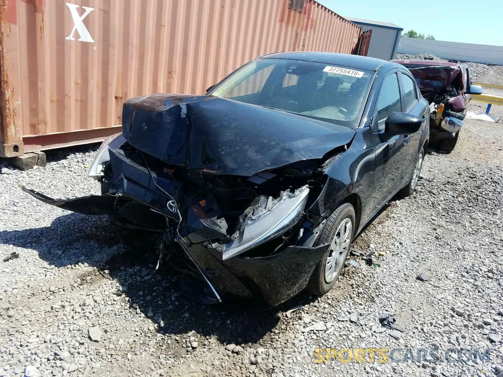 2 fotografías del automóvil dañado 3MYDLBYV6KY527572 TOYOTA YARIS 2019