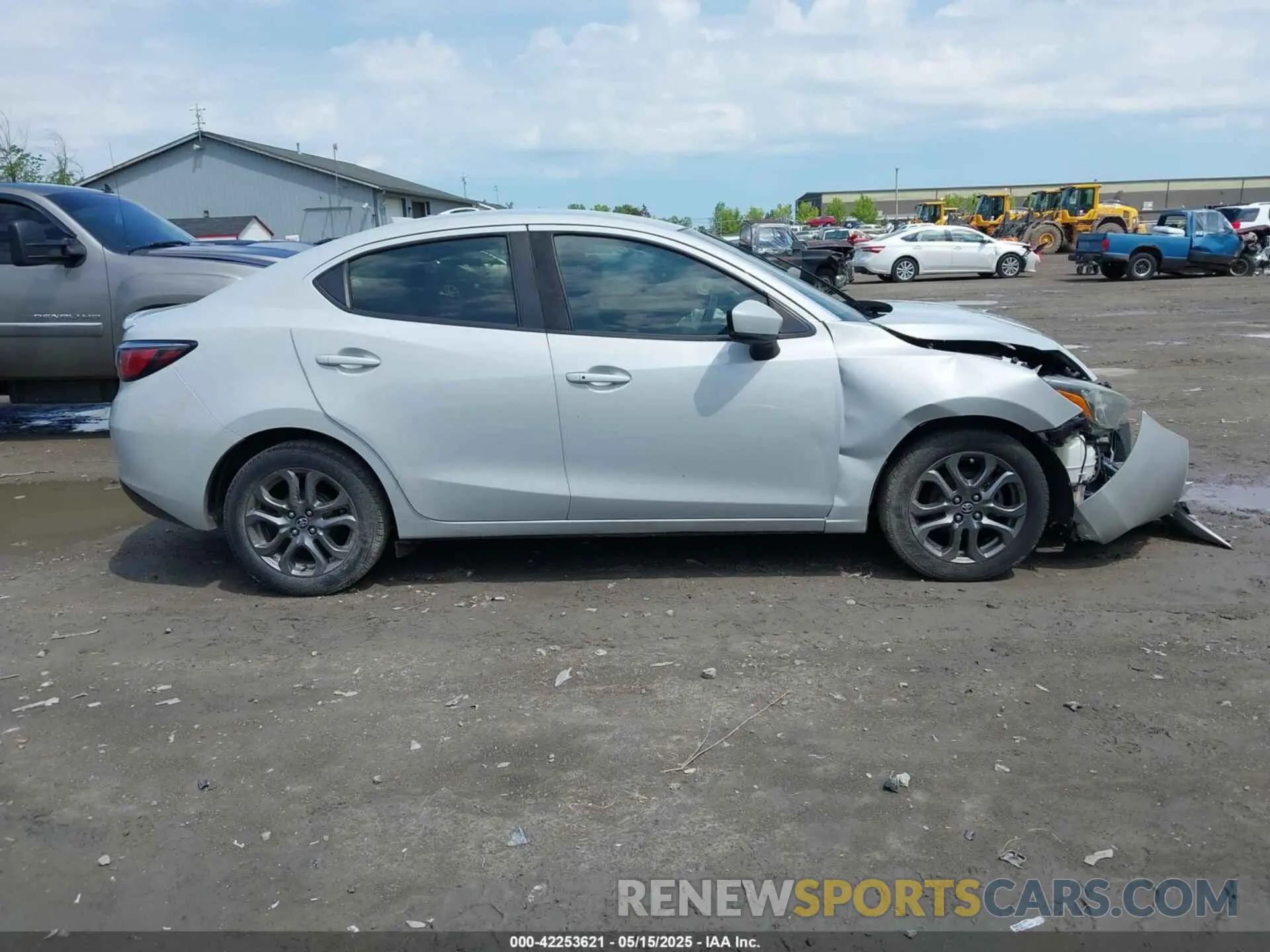 13 fotografías del automóvil dañado 3MYDLBYV7KY506813 TOYOTA YARIS 2019