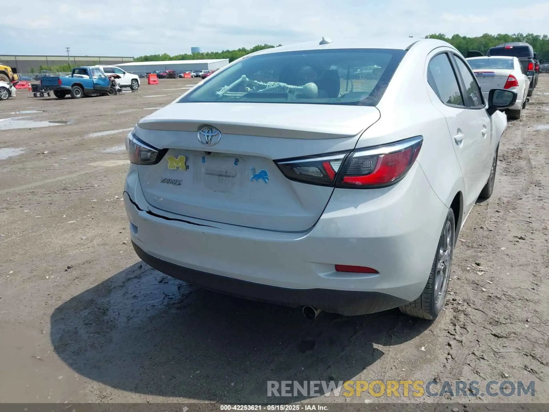 4 fotografías del automóvil dañado 3MYDLBYV7KY506813 TOYOTA YARIS 2019