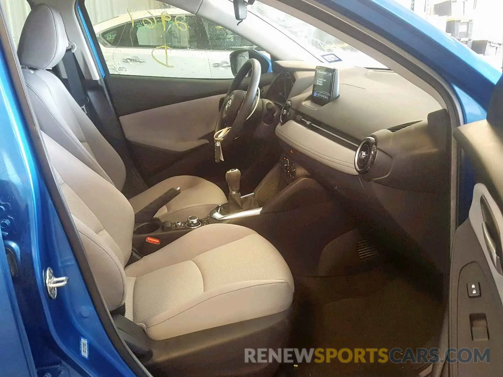5 fotografías del automóvil dañado 3MYDLBYV7KY510117 TOYOTA YARIS 2019