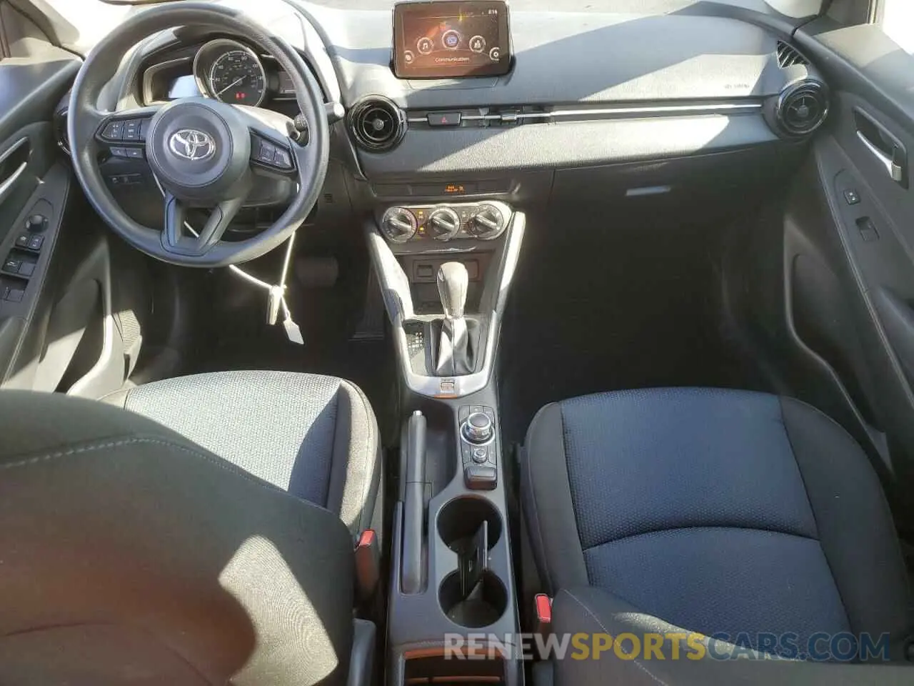 8 fotografías del automóvil dañado 3MYDLBYV7KY513034 TOYOTA YARIS 2019