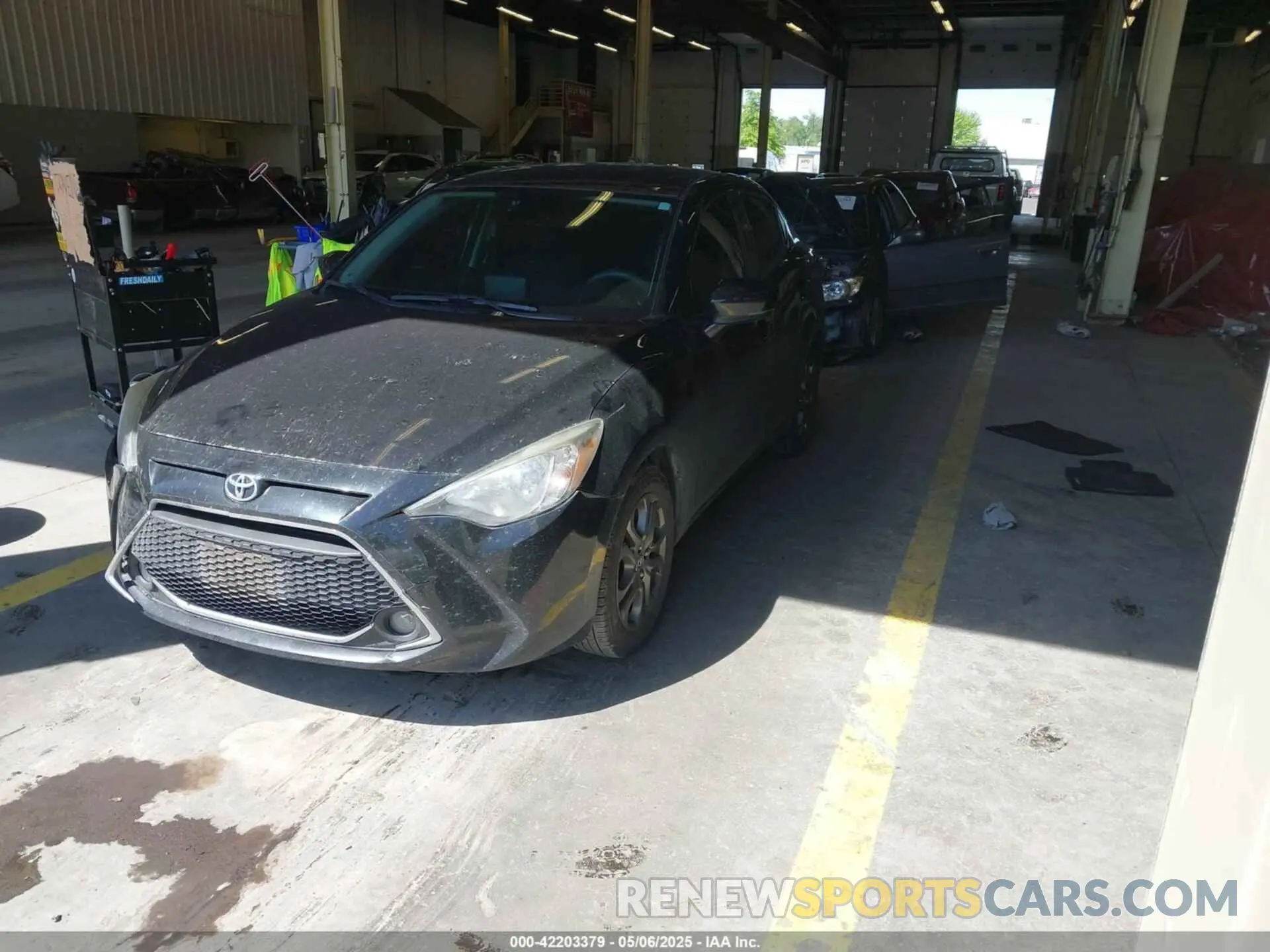 2 fotografías del automóvil dañado 3MYDLBYV7KY521585 TOYOTA YARIS 2019