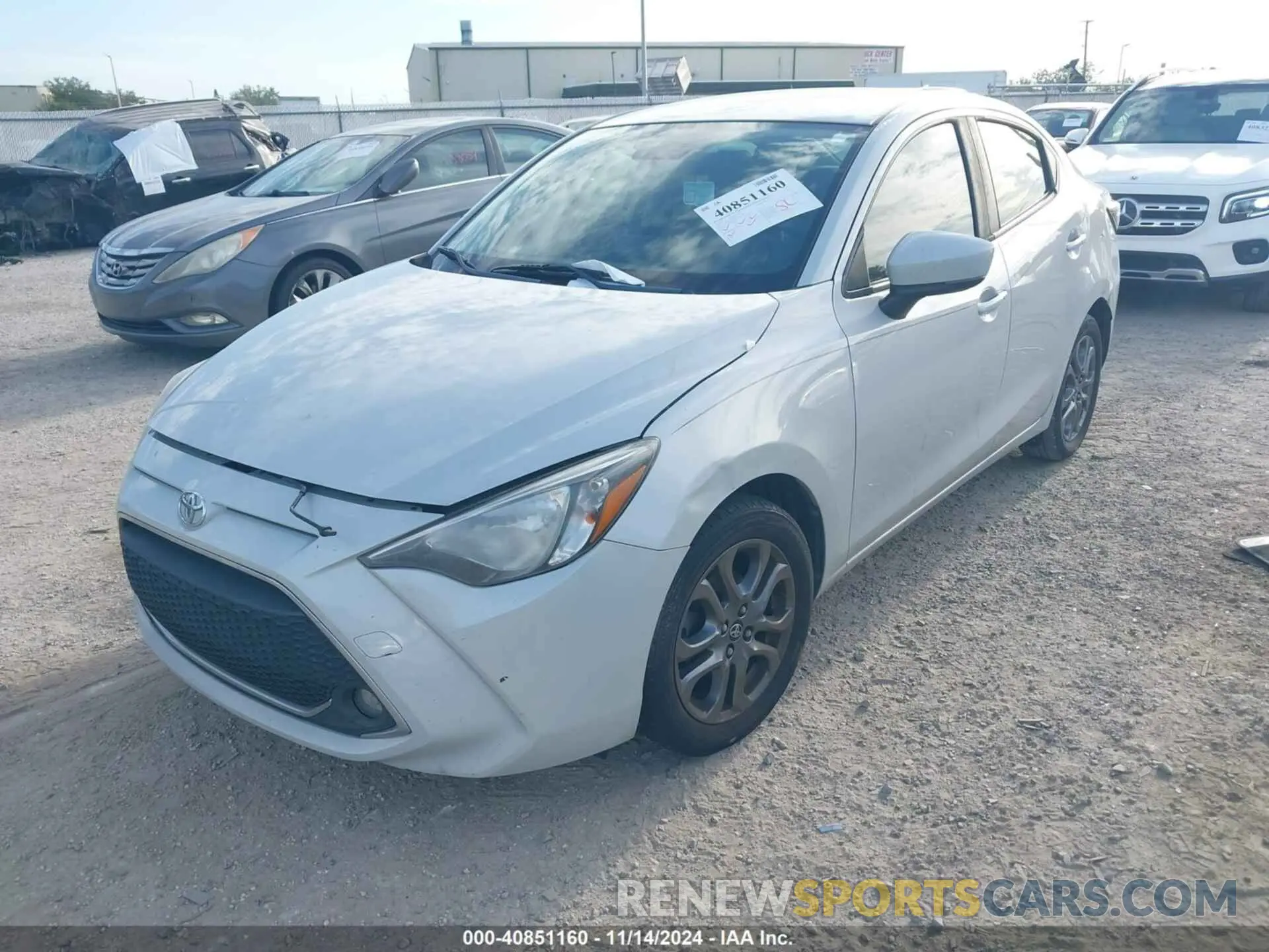 2 fotografías del automóvil dañado 3MYDLBYV8KY515746 TOYOTA YARIS 2019