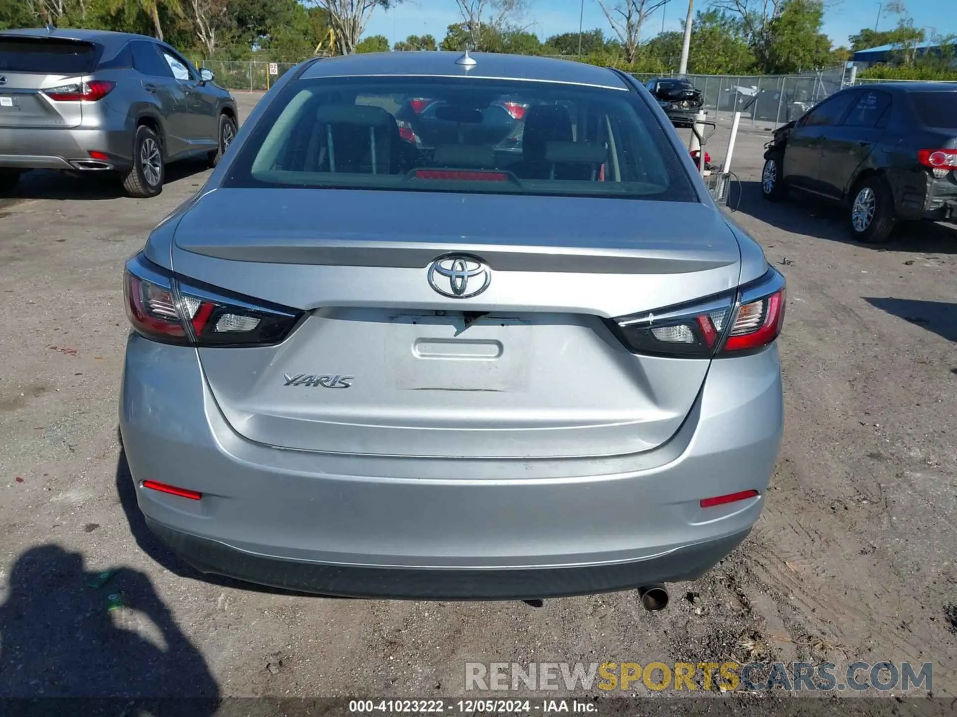 16 fotografías del automóvil dañado 3MYDLBYV8KY519828 TOYOTA YARIS 2019