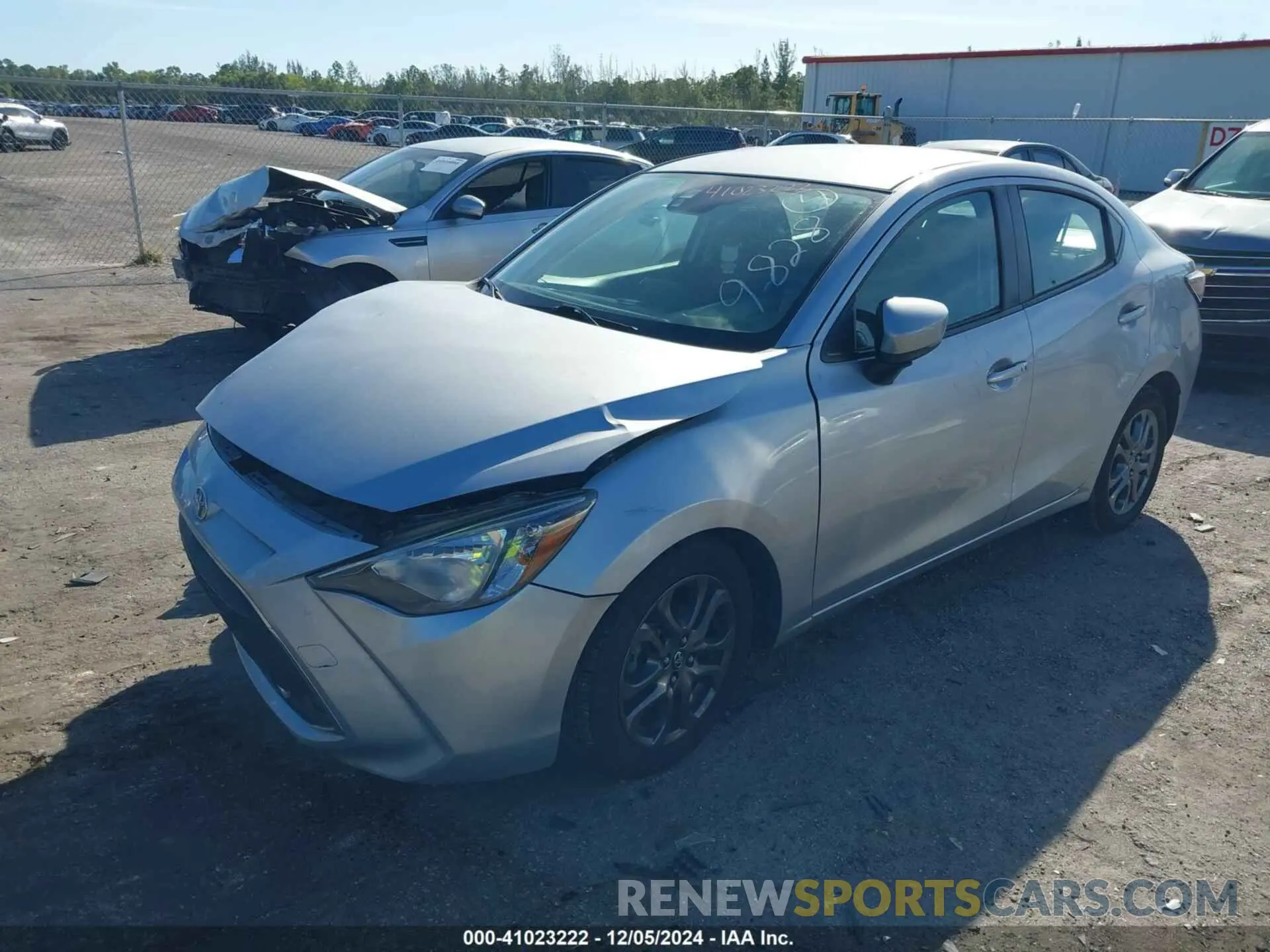 2 fotografías del automóvil dañado 3MYDLBYV8KY519828 TOYOTA YARIS 2019
