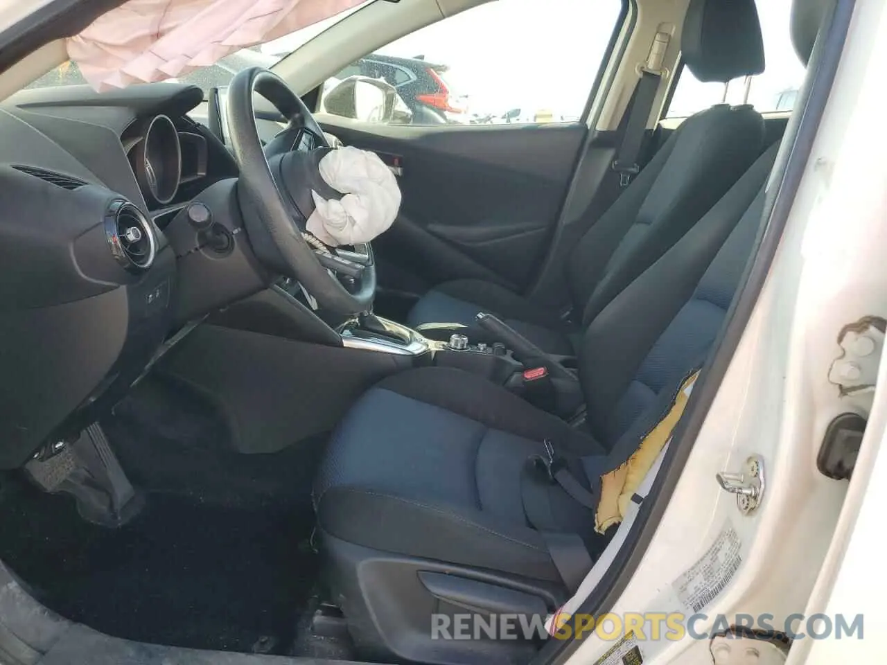 7 fotografías del automóvil dañado 3MYDLBYV8KY526794 TOYOTA YARIS 2019